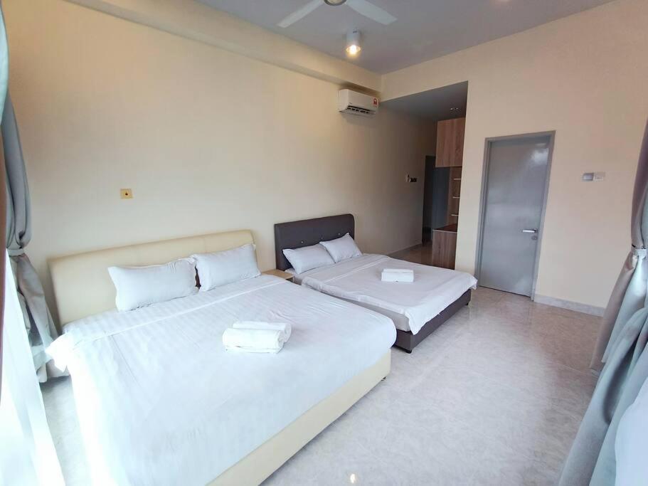 Deluxe Sunrise Suite 3 bedroom Loft B side seaview above Imago Shopping Mall photo 6