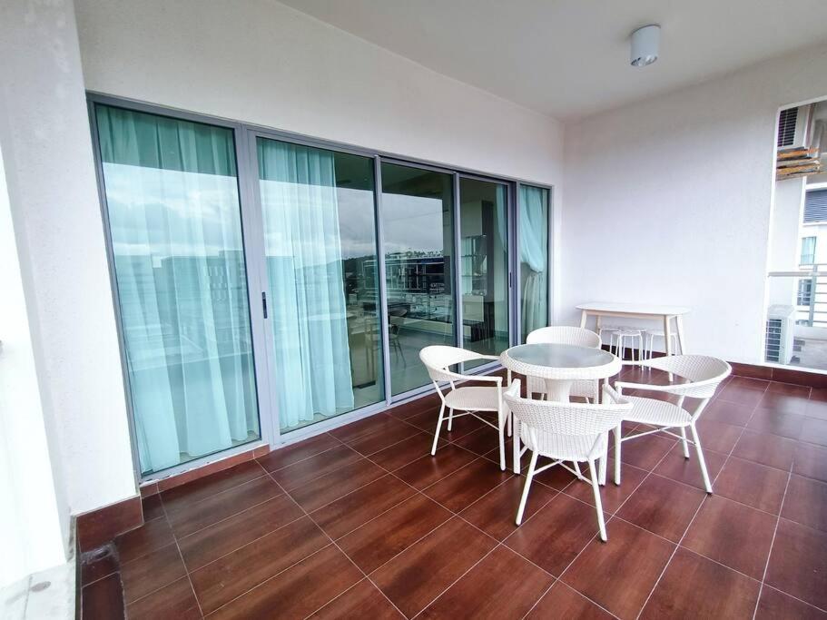 Deluxe Sunrise Suite 3 bedroom Loft B side seaview above Imago Shopping Mall photo 4
