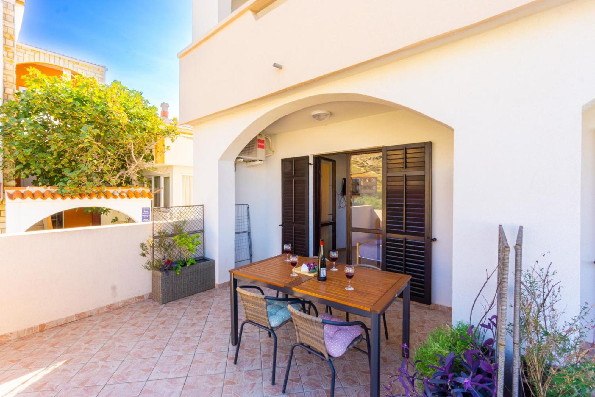 Apartment and Room Bacic view 4