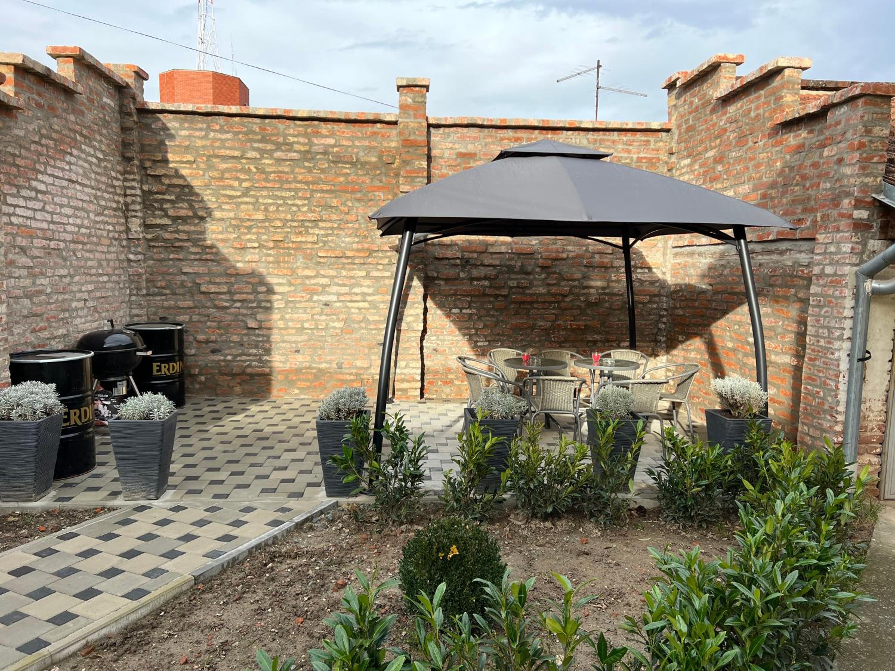 Hotel La Luna Rustic Deluxe Apartment with Free Jacuzzi, Bikes & Covered Parking - Image 1