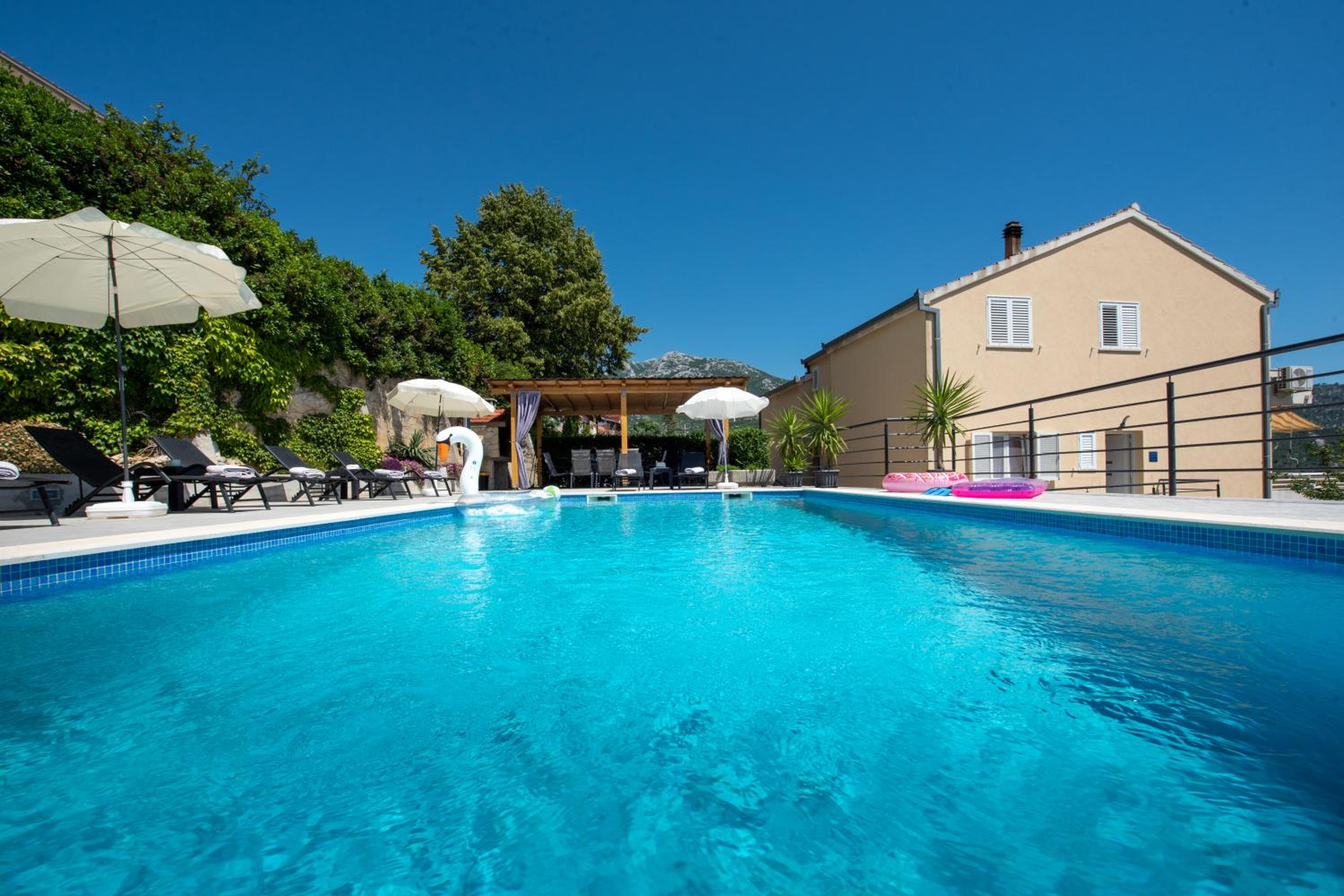Holiday House App Grace with pool and view in Klis view 2
