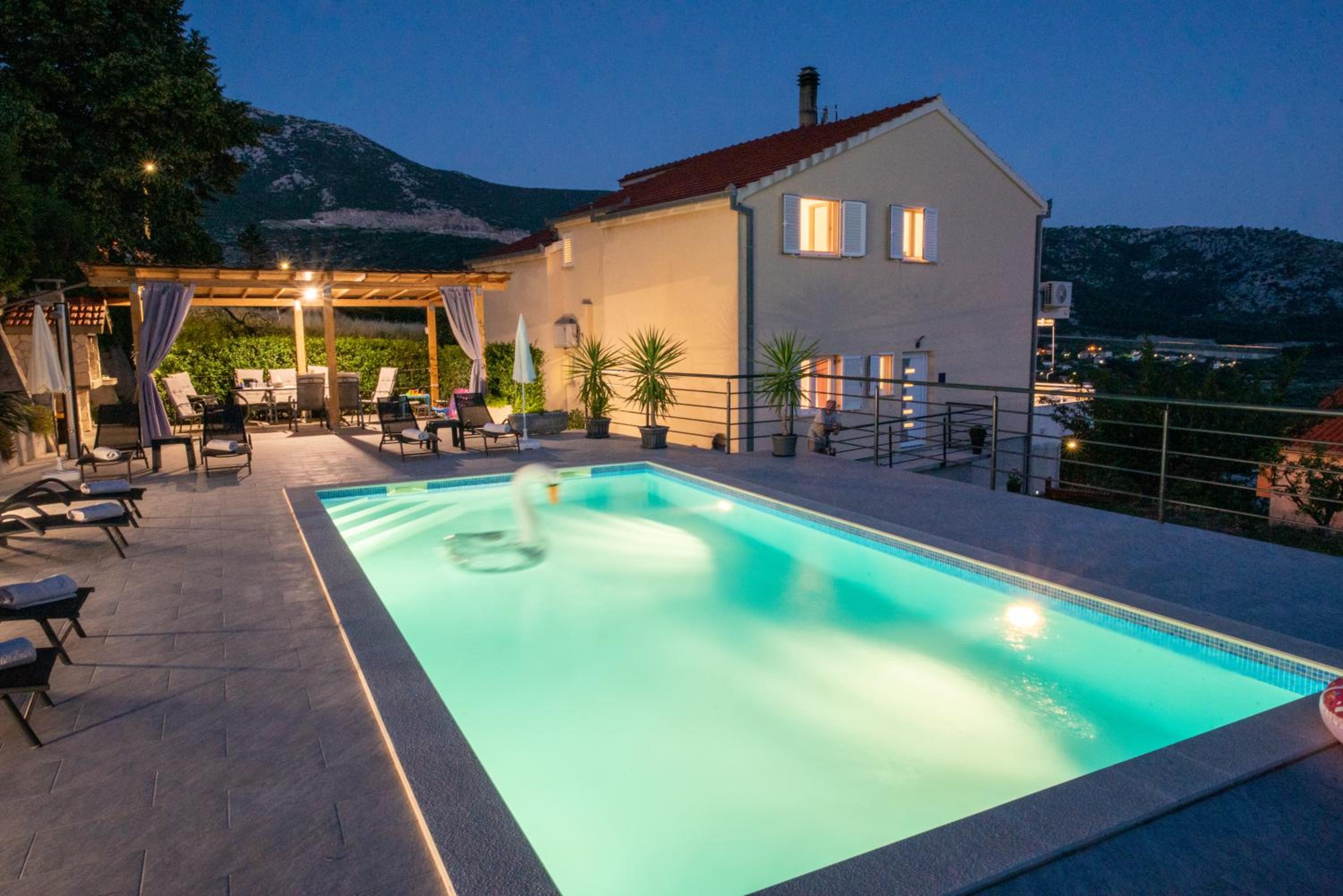 Holiday House App Grace with pool and view in Klis view 4