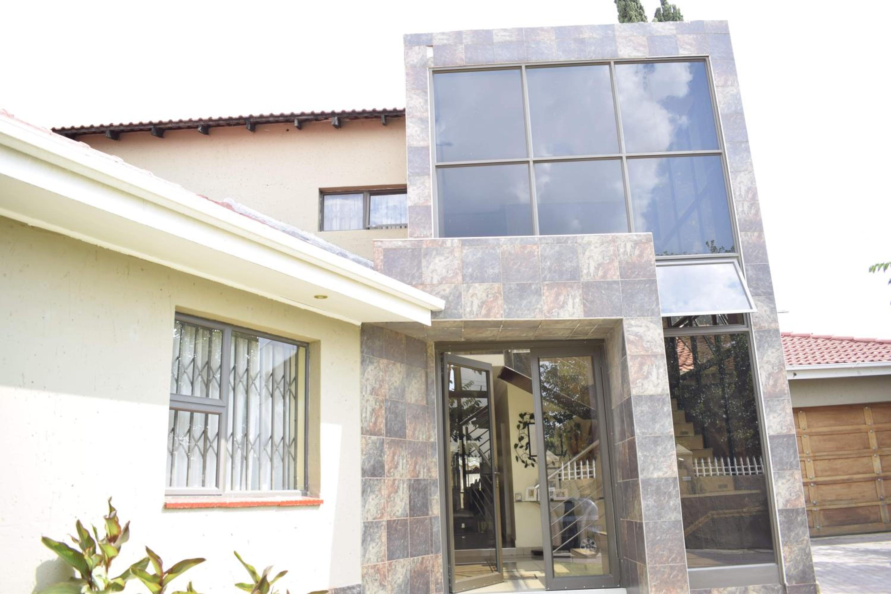 Lalela House Boutique Guesthouse - Free Wifi & Secure Parking