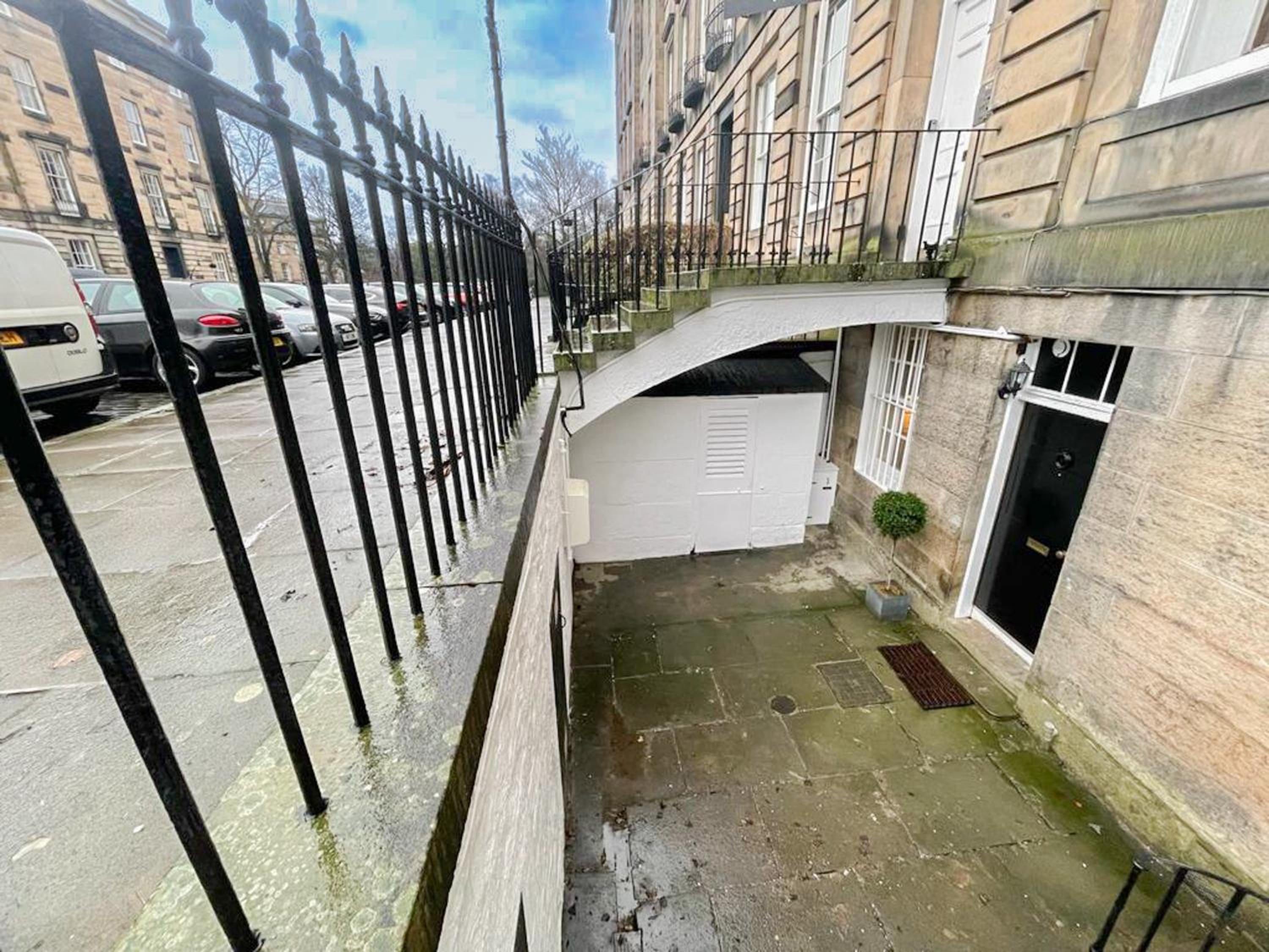 2Bed, Private Garden & Fireplace, Near Water of Leith view 2