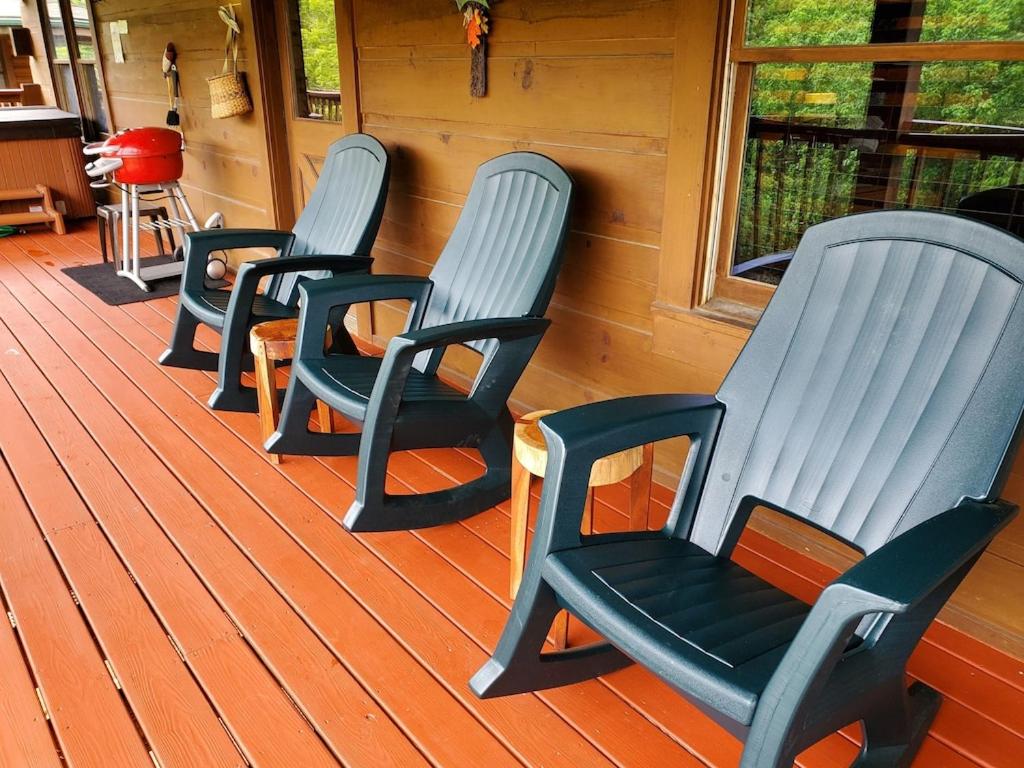 Story Brook: Beautiful true log cabin! Close to Dollywood, State Park, and more! view 5