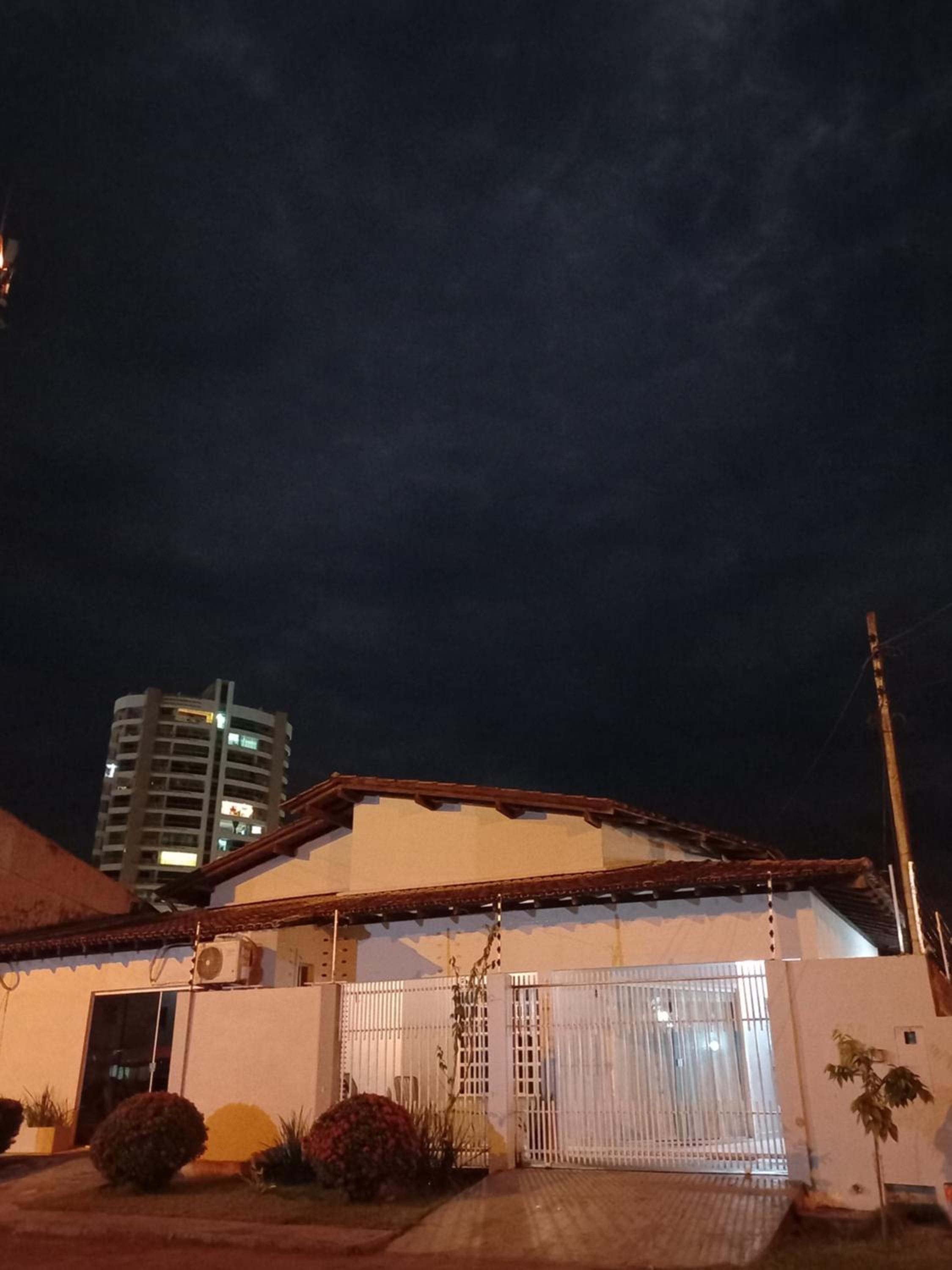 CASA COM PISCINA EM ÁREA NOBRE