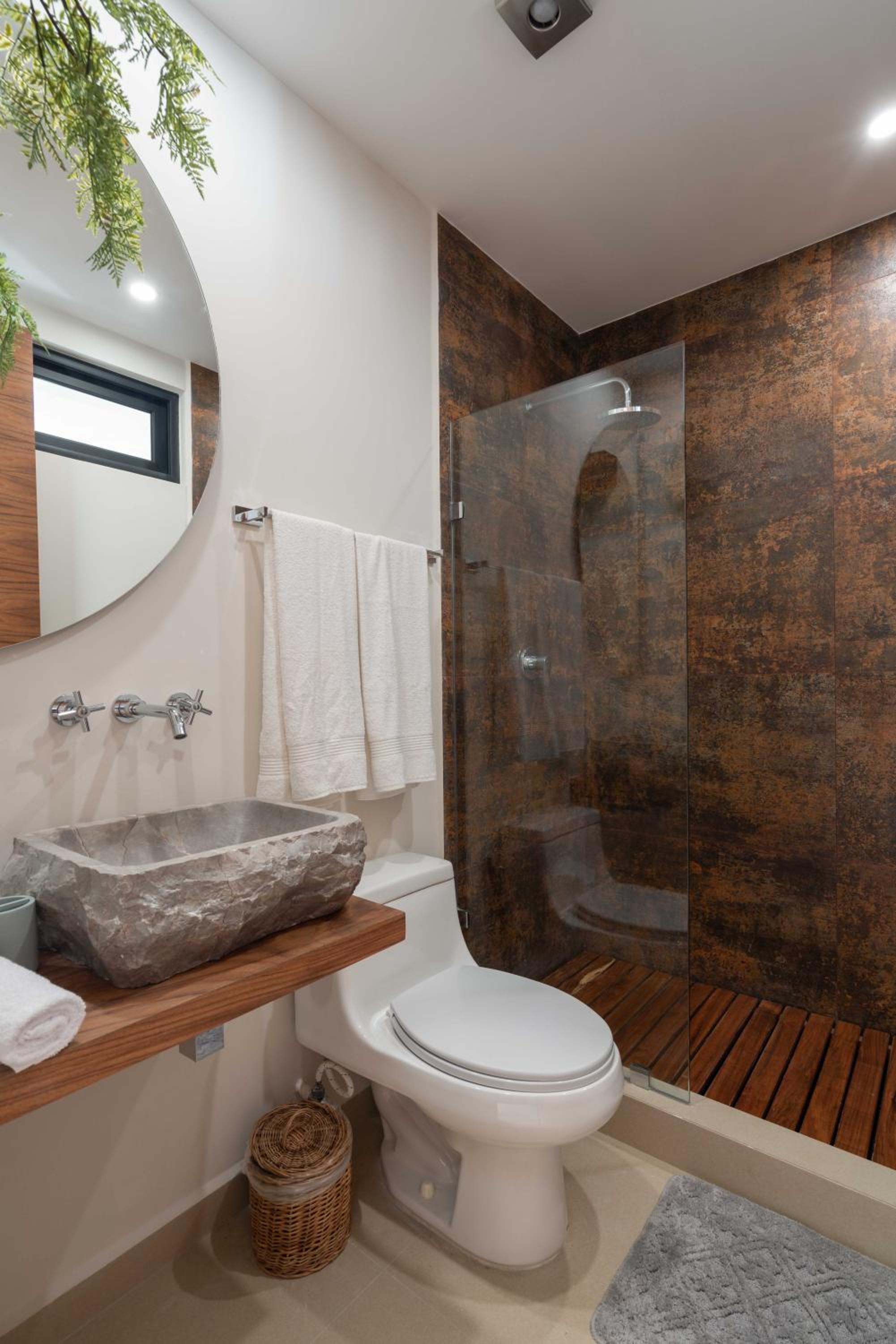 Queen Bed Suite, Infinity pool & gym, fast Wifi, Nespresso & Netflix view 5