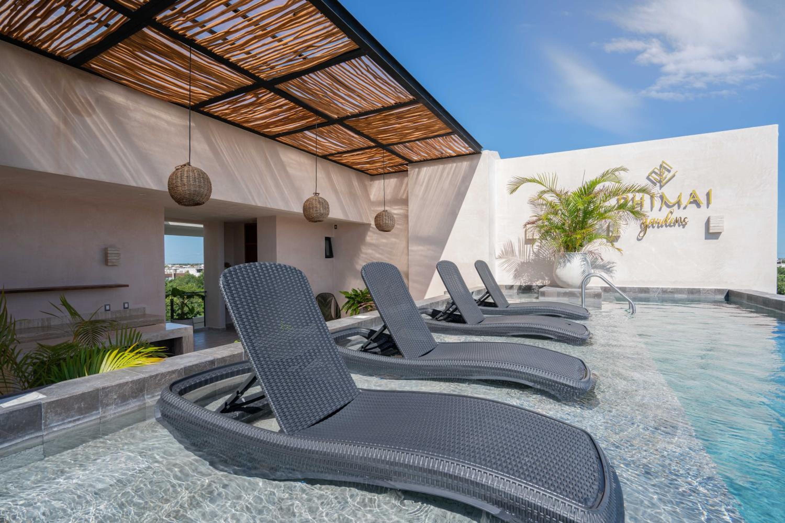 Queen Bed Suite, Infinity pool & gym, fast Wifi, Nespresso & Netflix view 4