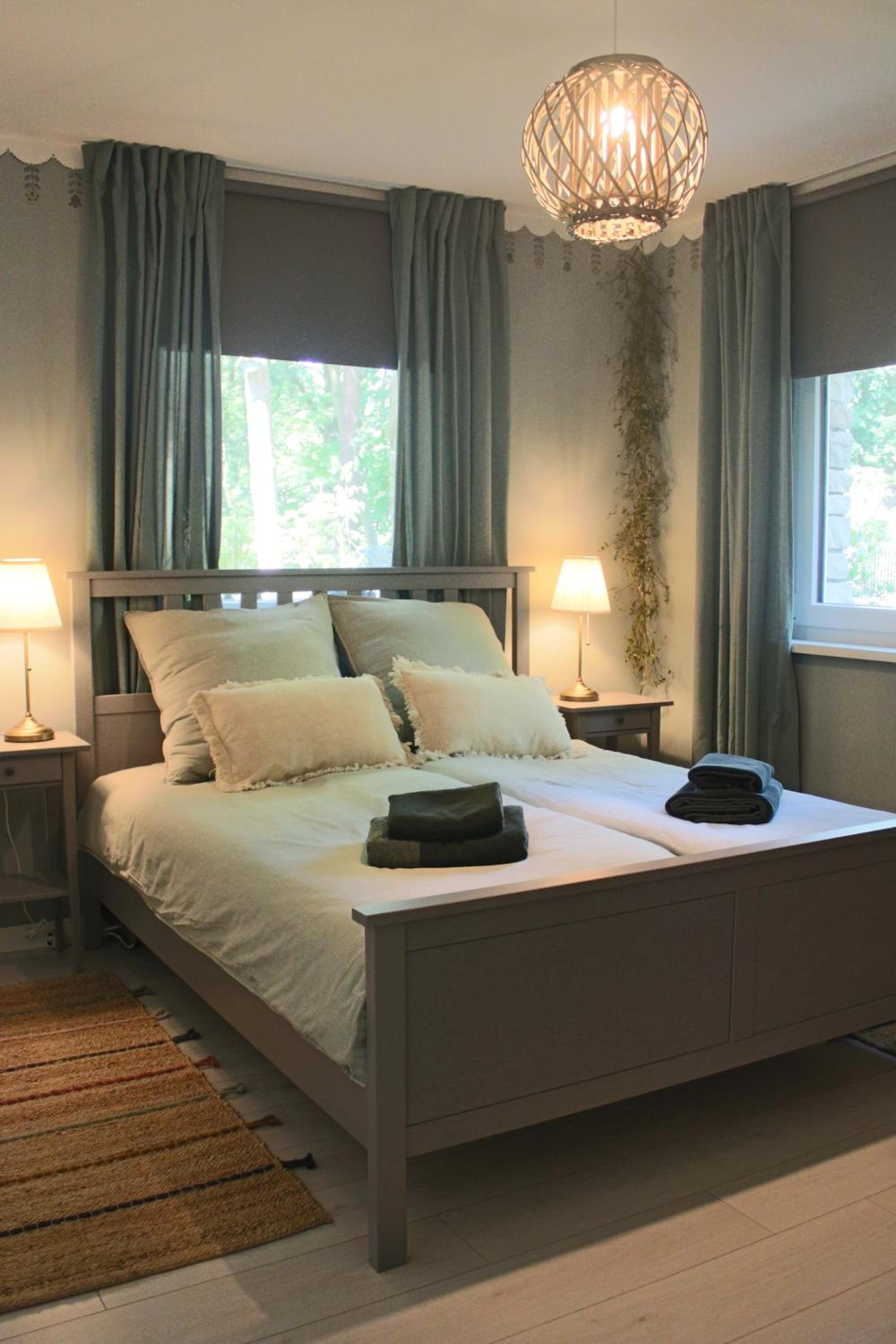 Moderne Wohnung im skandinavischen Stil am Waldrand