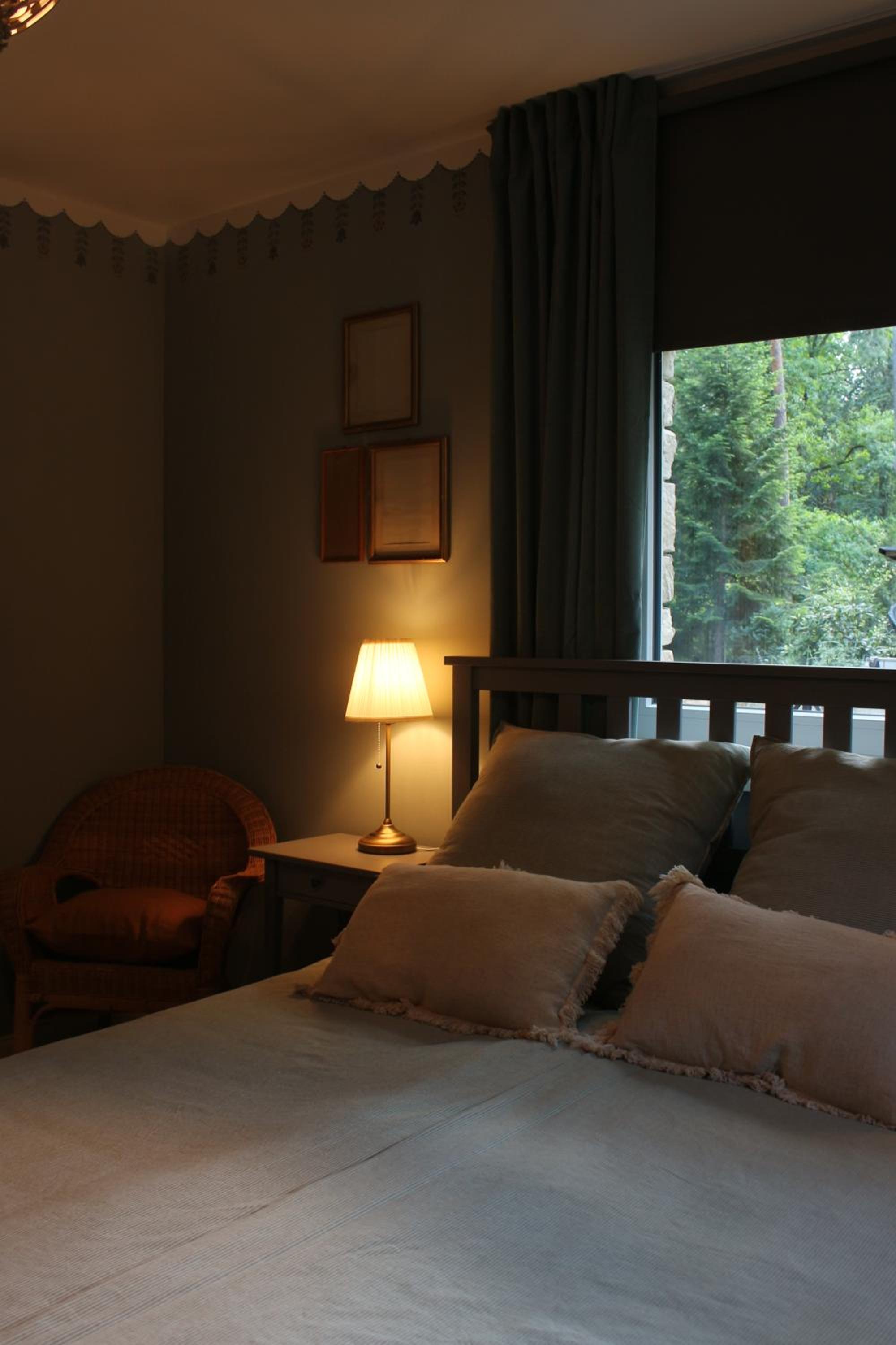 Moderne Wohnung im skandinavischen Stil am Waldrand