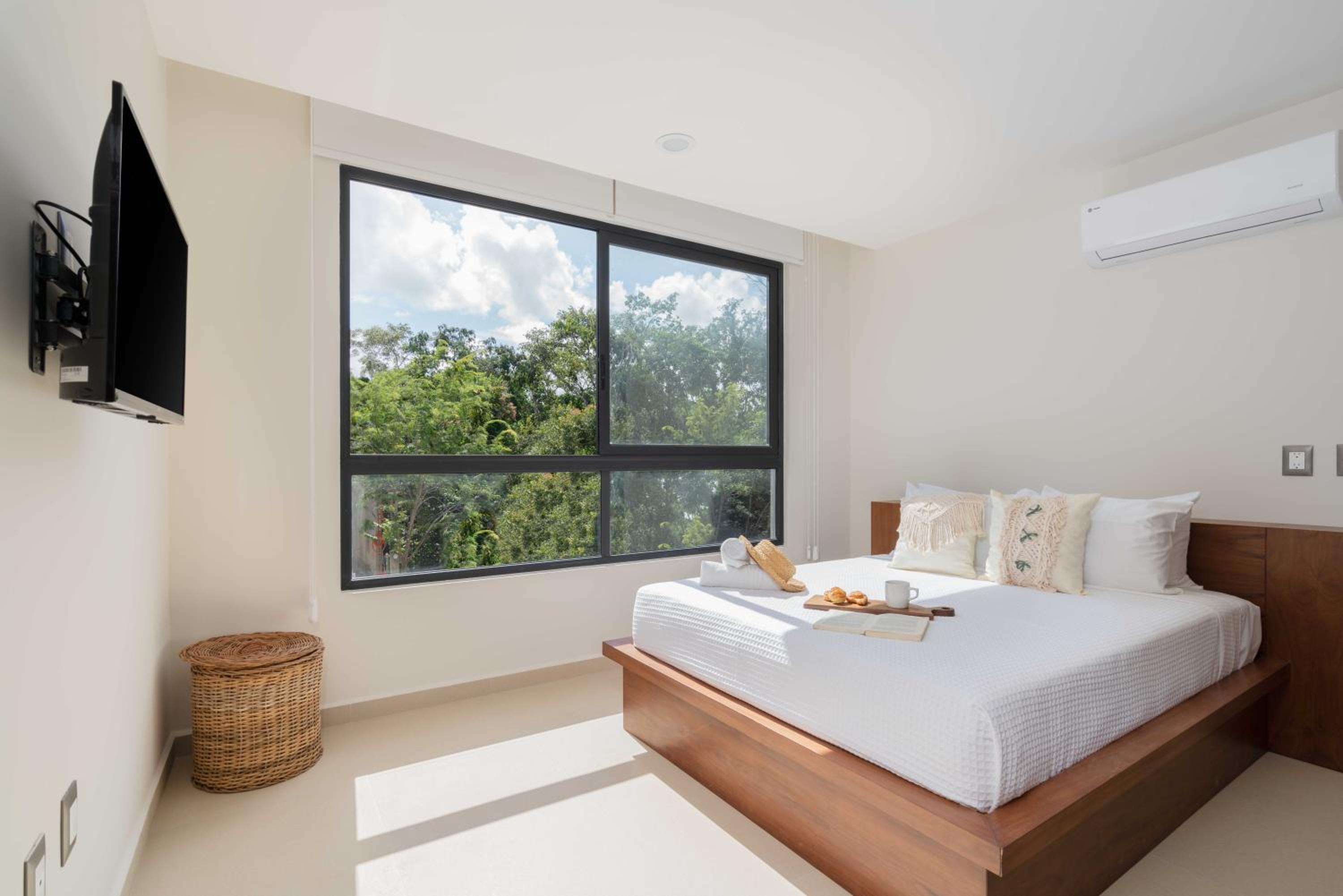 Queen Bed Suite, Infinity pool & gym, fast Wifi, Nespresso & Netflix view 3