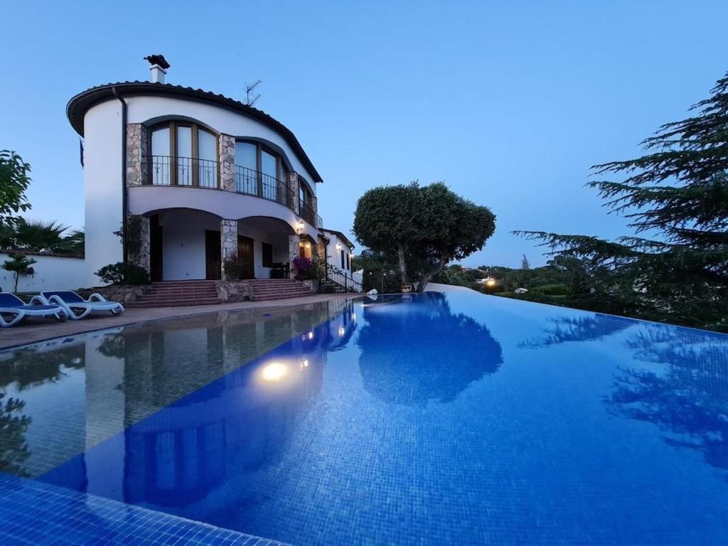 Villa Infinity by Costabravaway