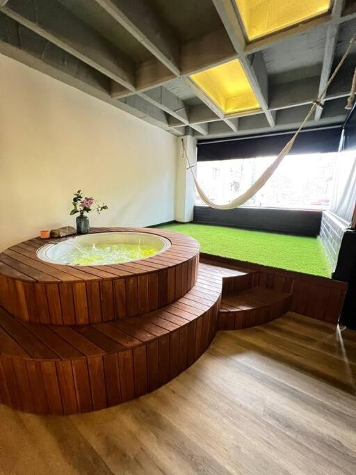 Hotel Deluxe Man Cave With Jacuzzy