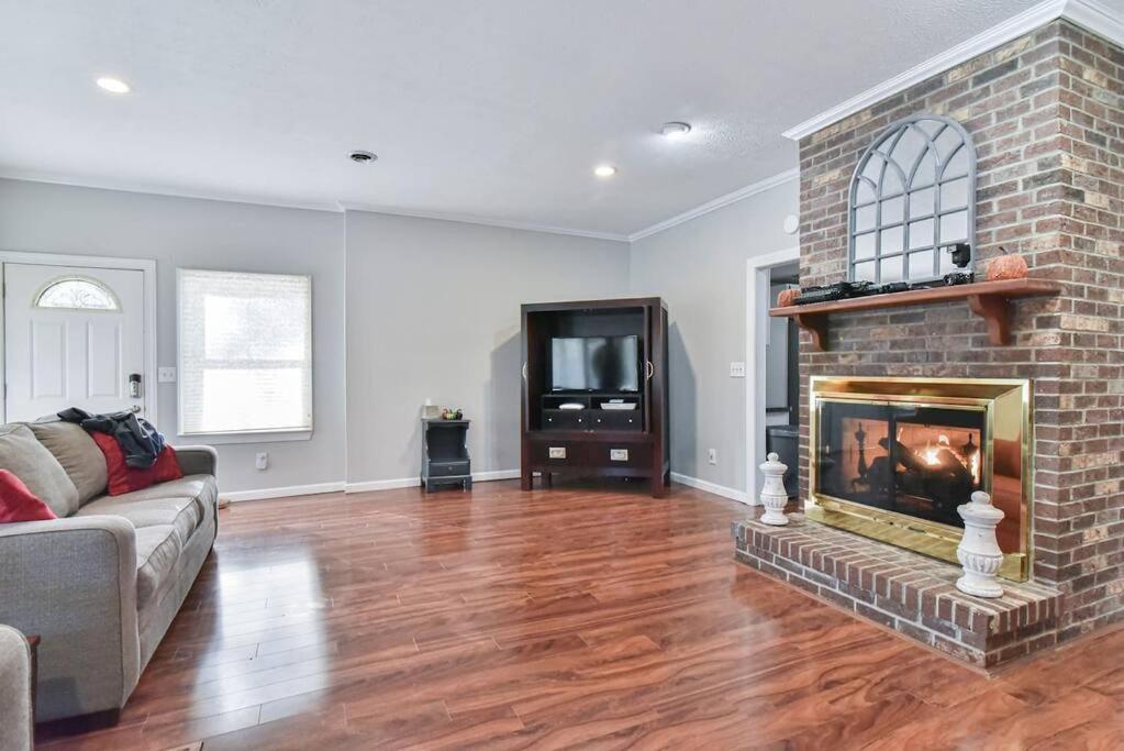 Hot tub & Fire pit, just 11 miles to downtown AVL view 4