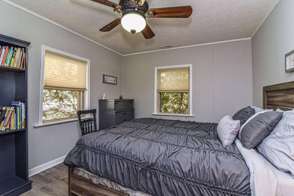 Hot tub & Fire pit, just 11 miles to downtown AVL view 5