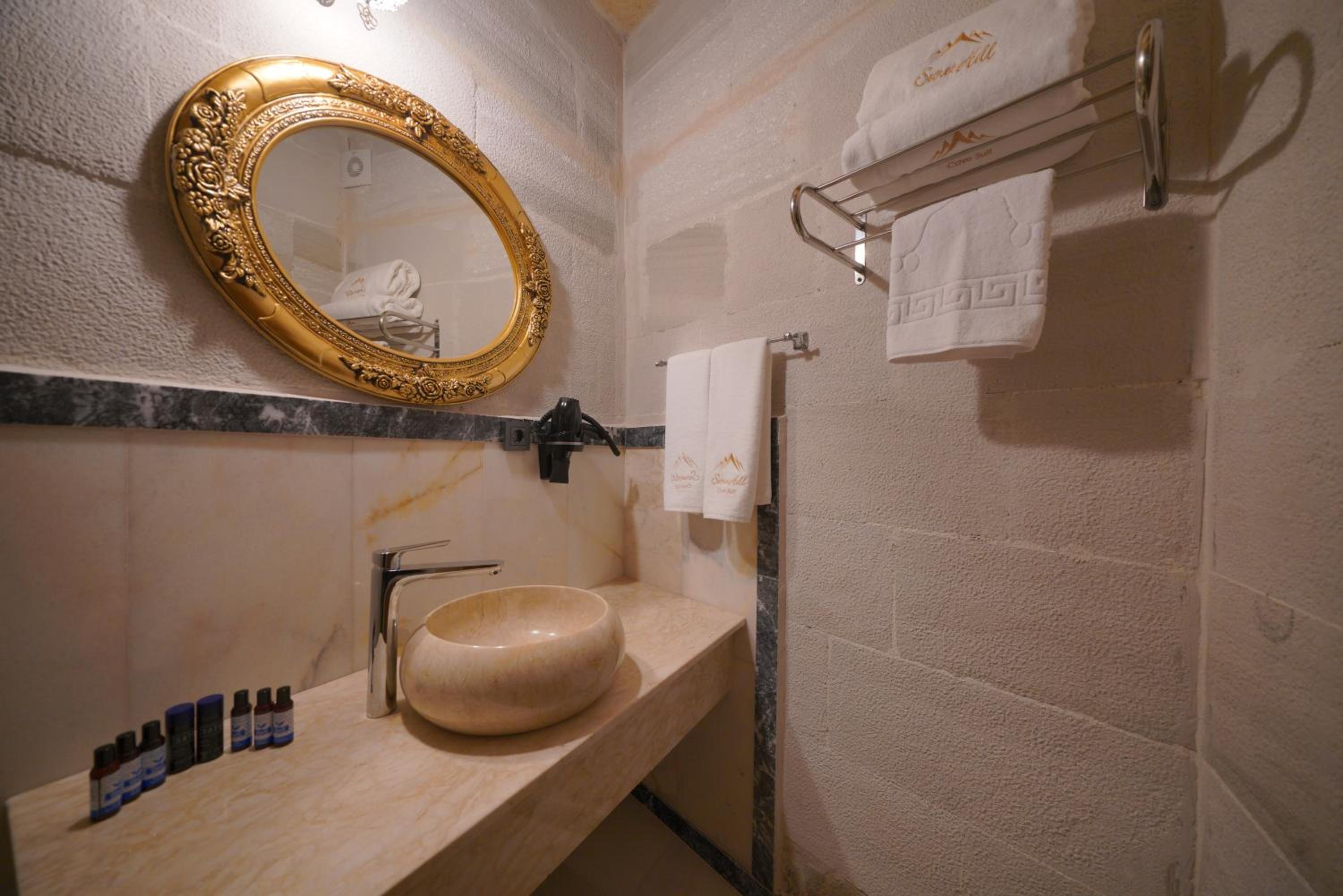 Secret Hill Cave Suites - Image 116