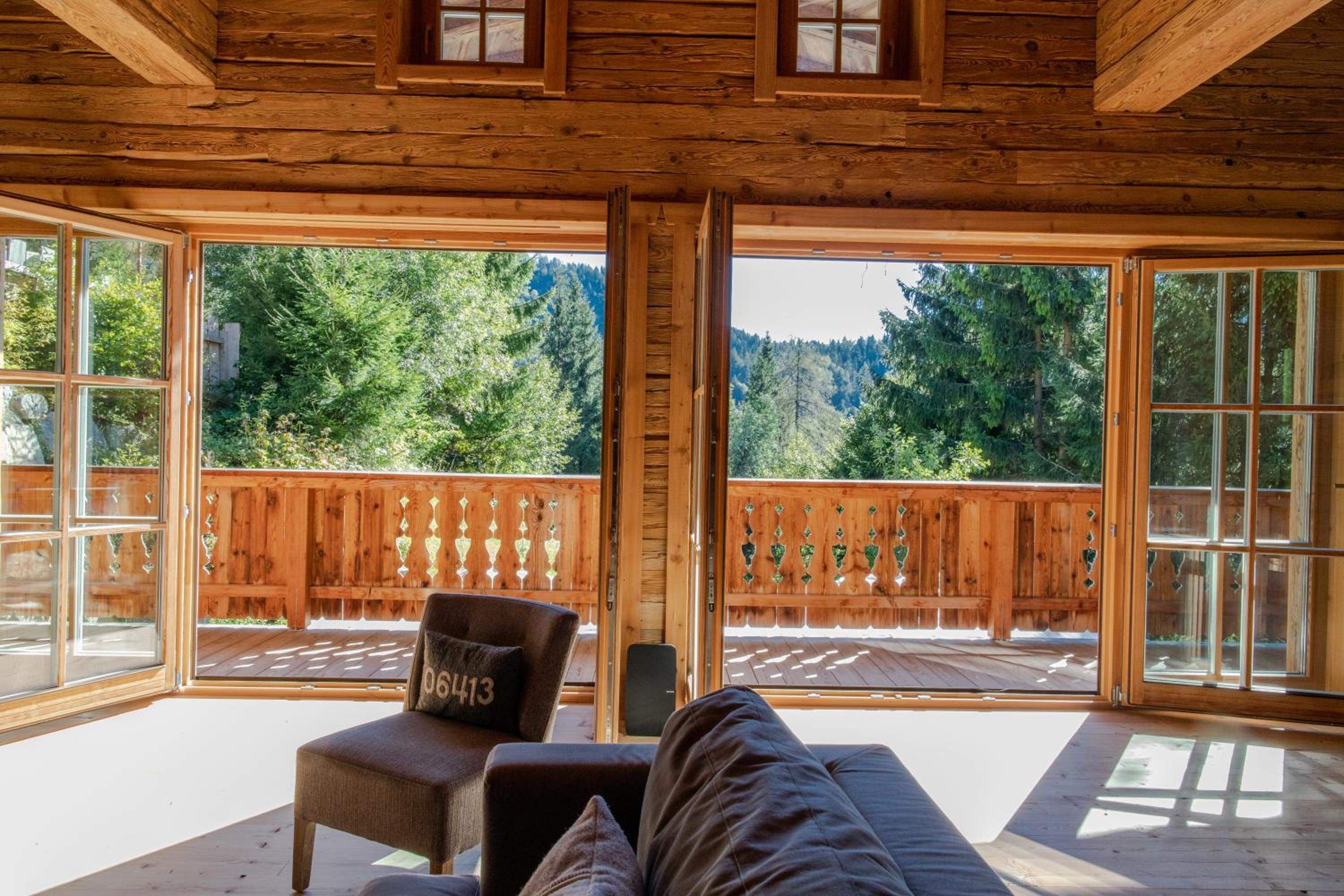 ChaletWK - Luxury old wood mountain chalet in a sunny secluded location with gym, sauna & whirlpool