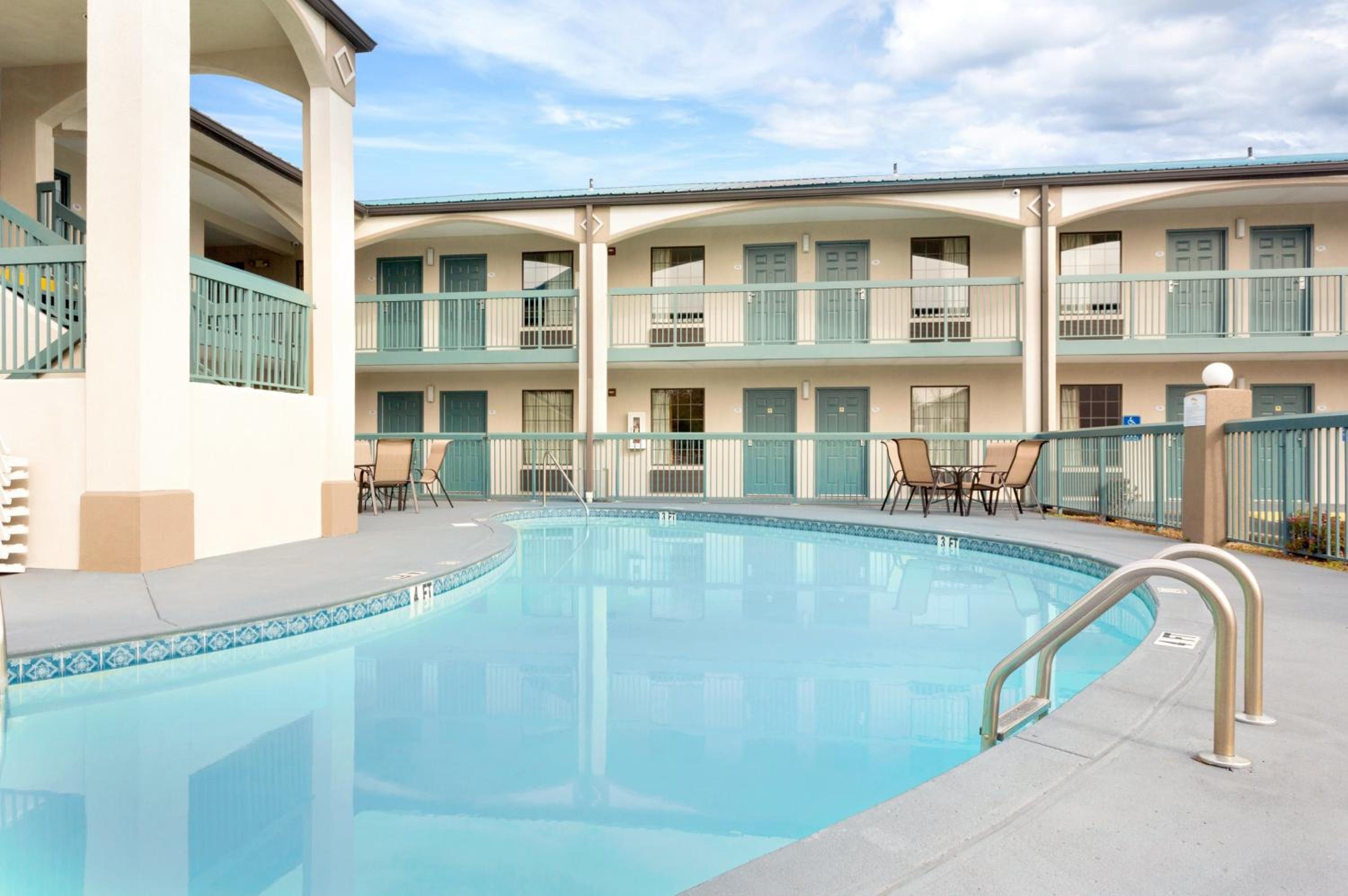 Baymont by Wyndham Gallatin - Property Image 2