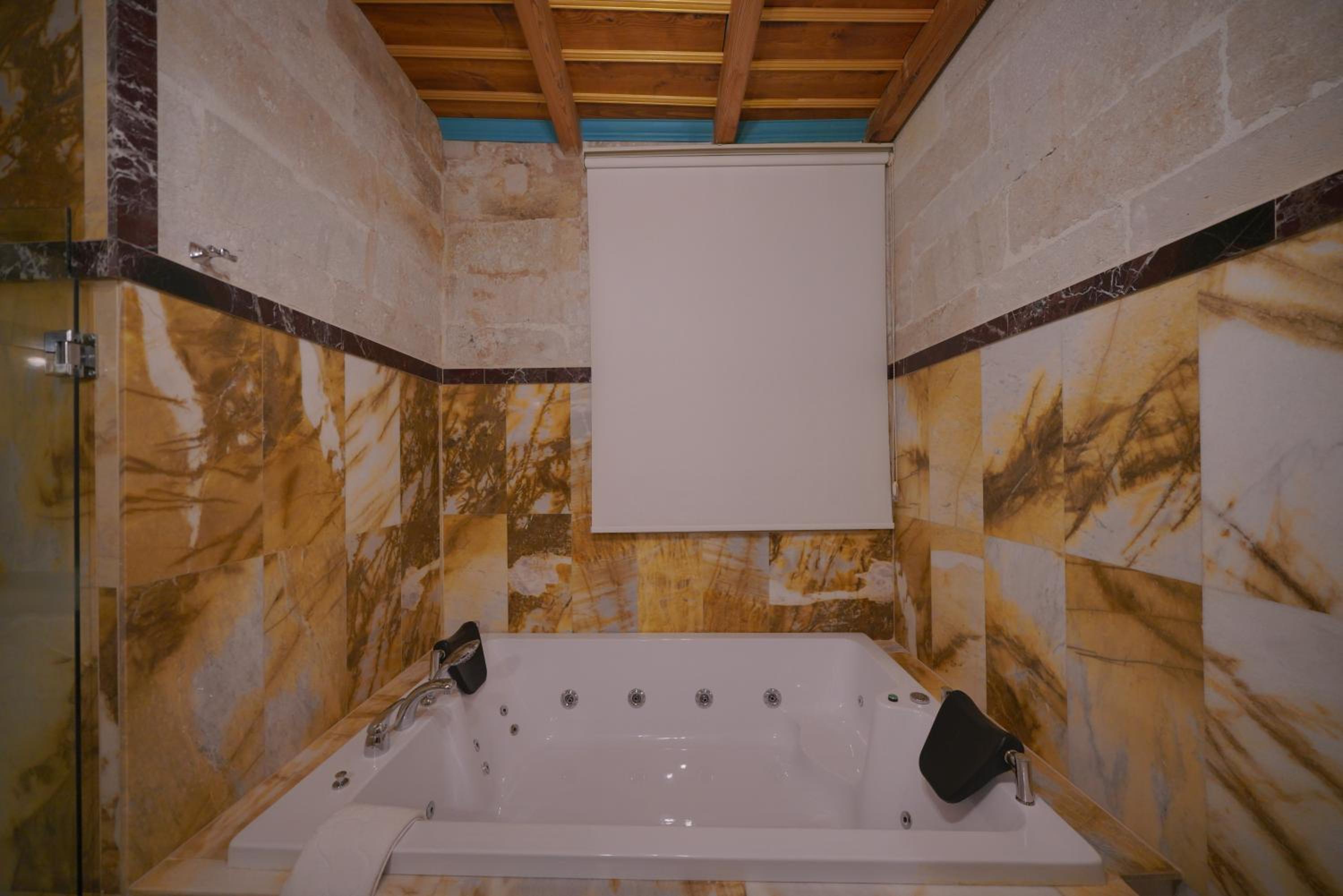 Secret Hill Cave Suites - Image 146