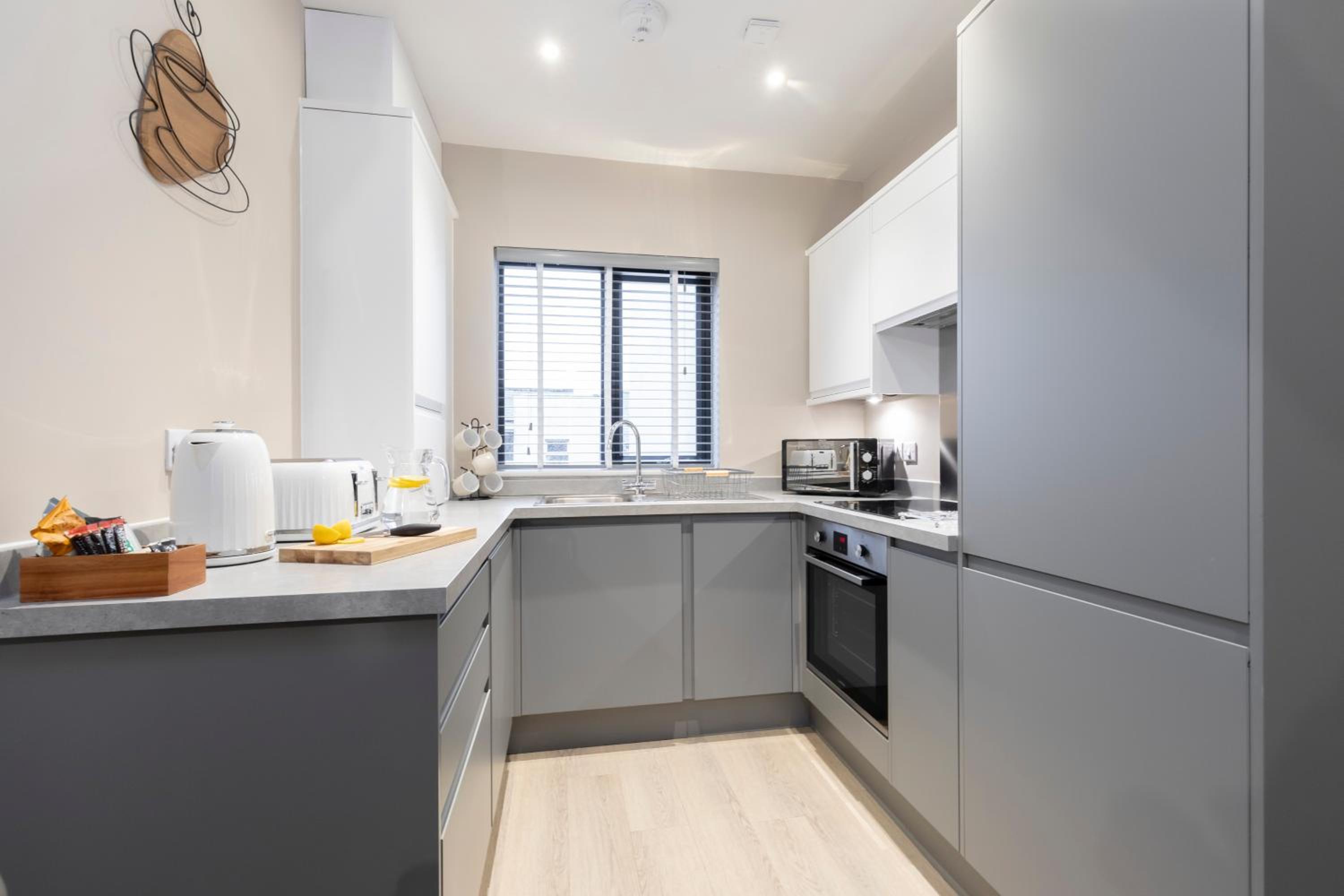 Elliot Oliver - Chic 2 Bedroom Town Centre Apartment view 5