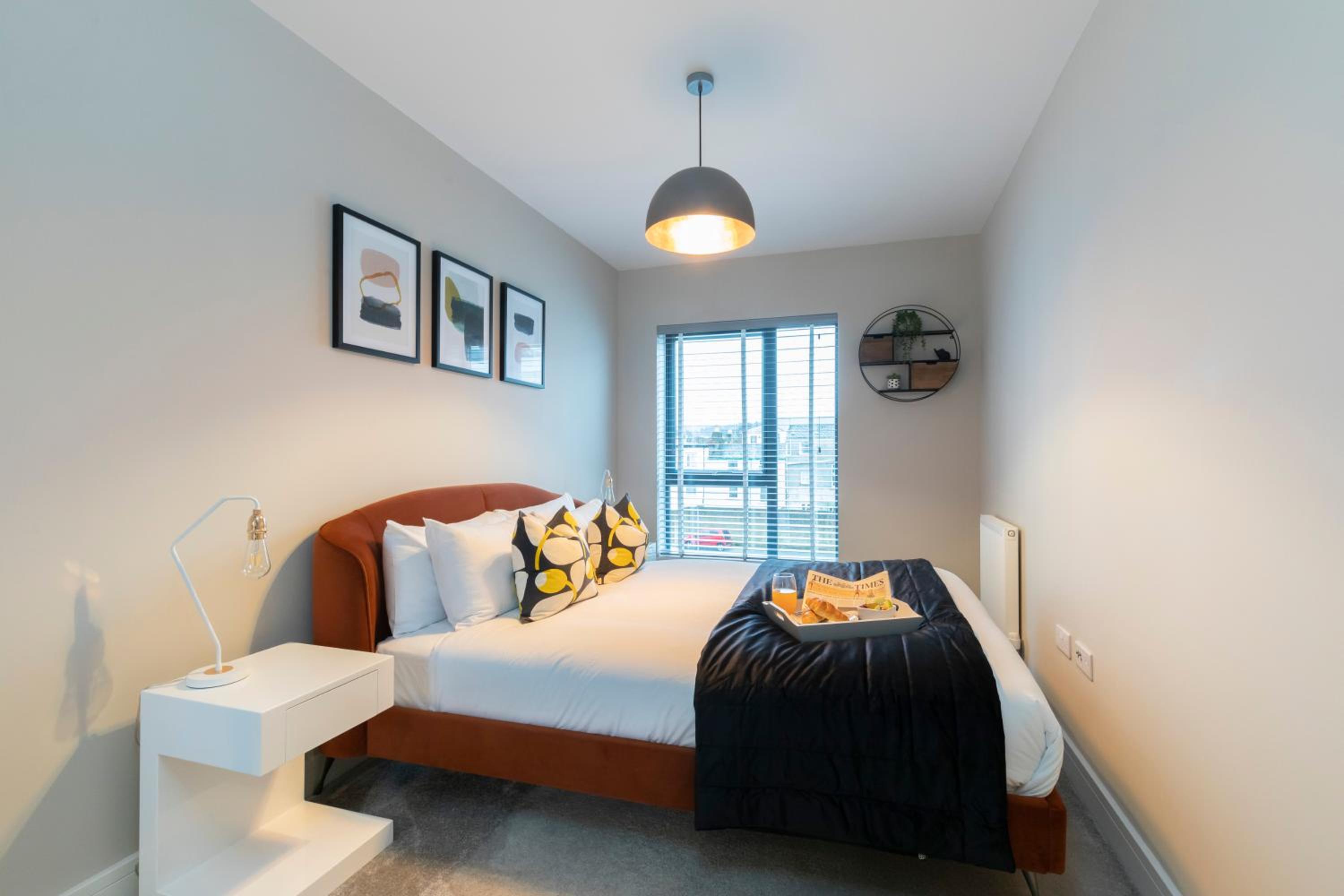 Elliot Oliver - Chic 2 Bedroom Town Centre Apartment view 2