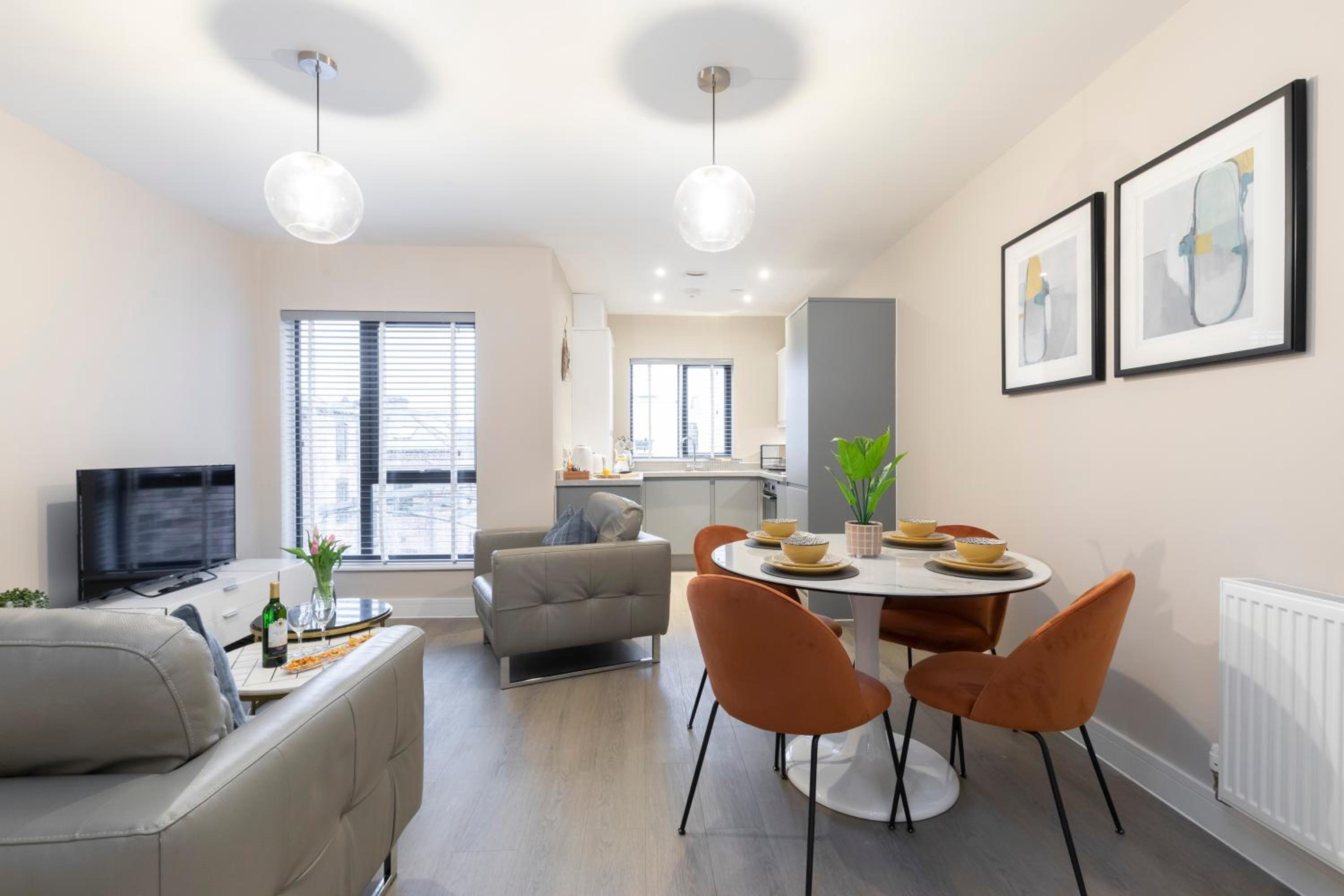 Elliot Oliver - Chic 2 Bedroom Town Centre Apartment view 4