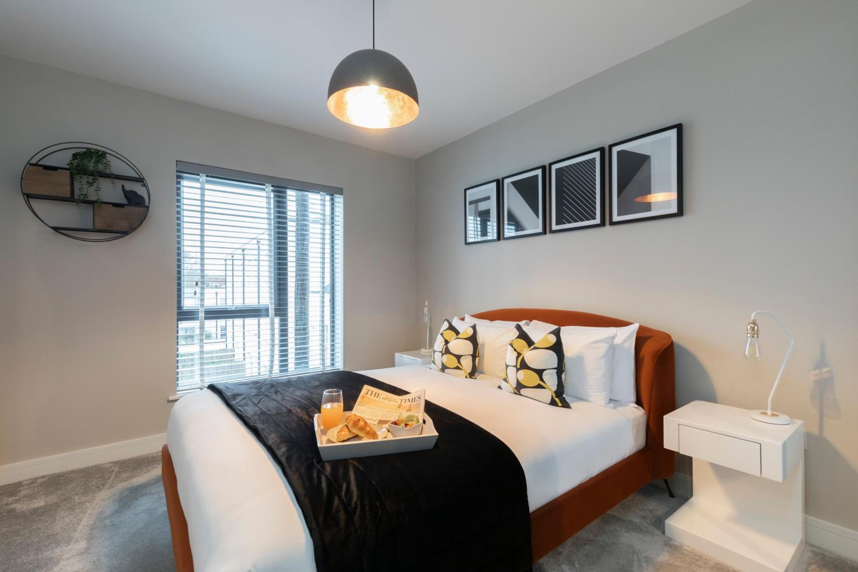 Elliot Oliver - Chic 2 Bedroom Town Centre Apartment view 3
