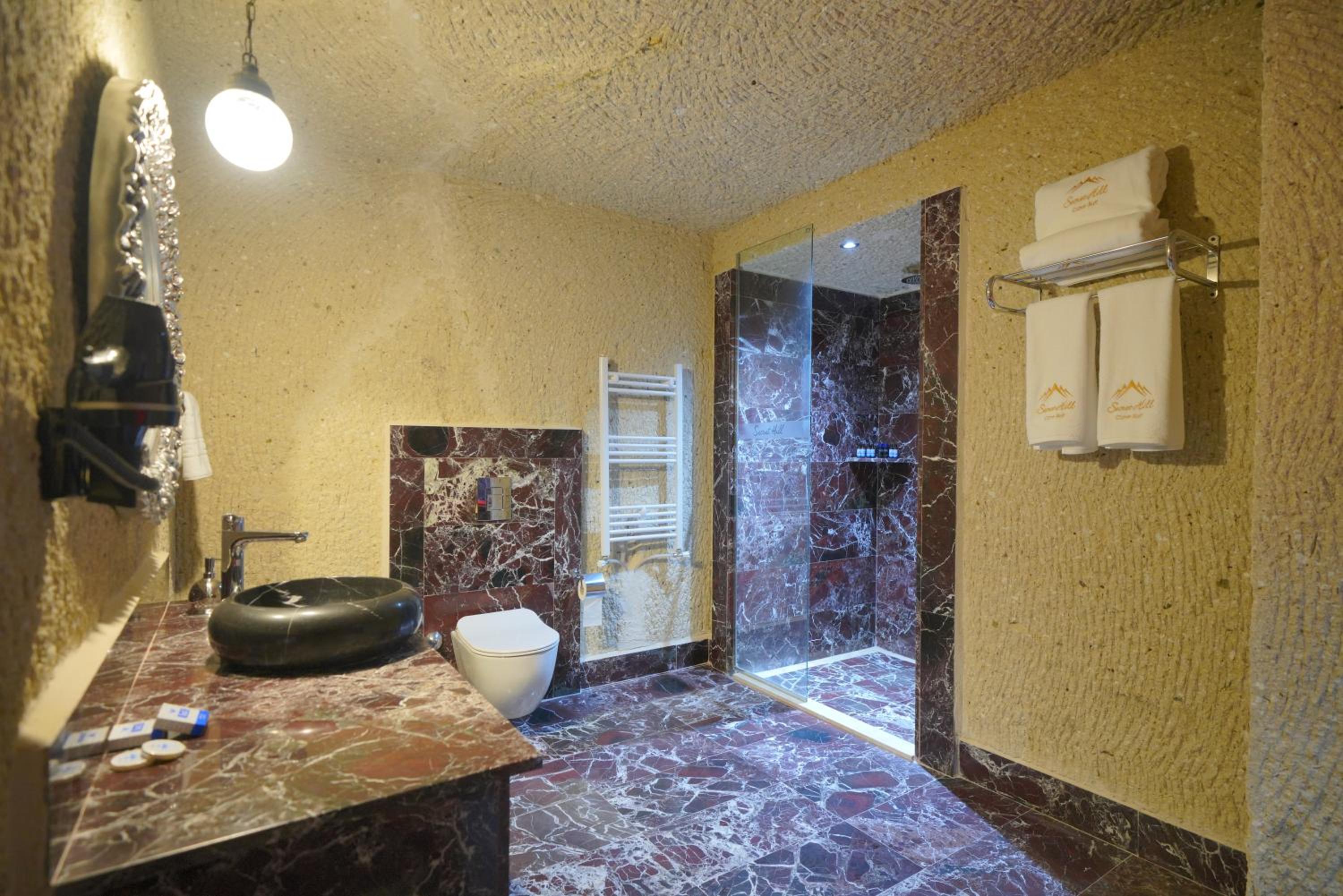 Secret Hill Cave Suites - Image 22