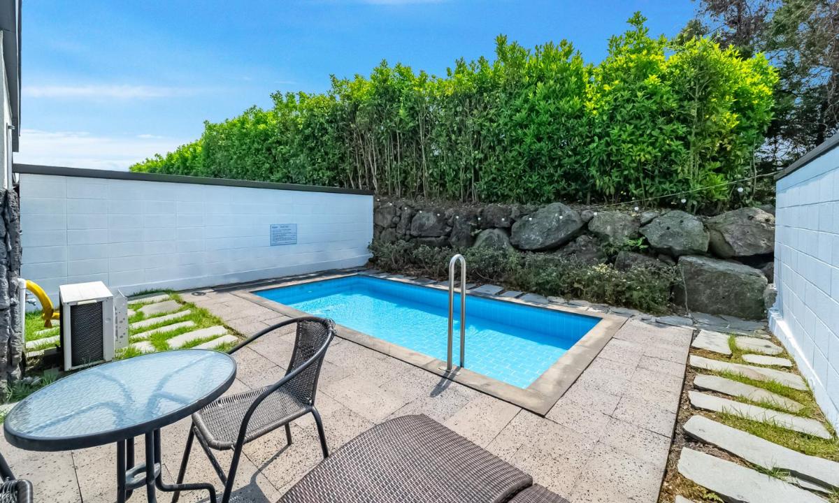Pool and Villa Sorang