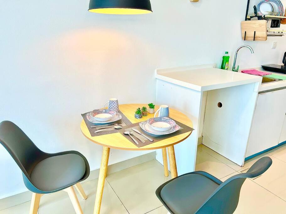 H 1-5 pax Cozy house 3 Bed Trefoil Setia Alam Wifi and TV SCCC photo 3