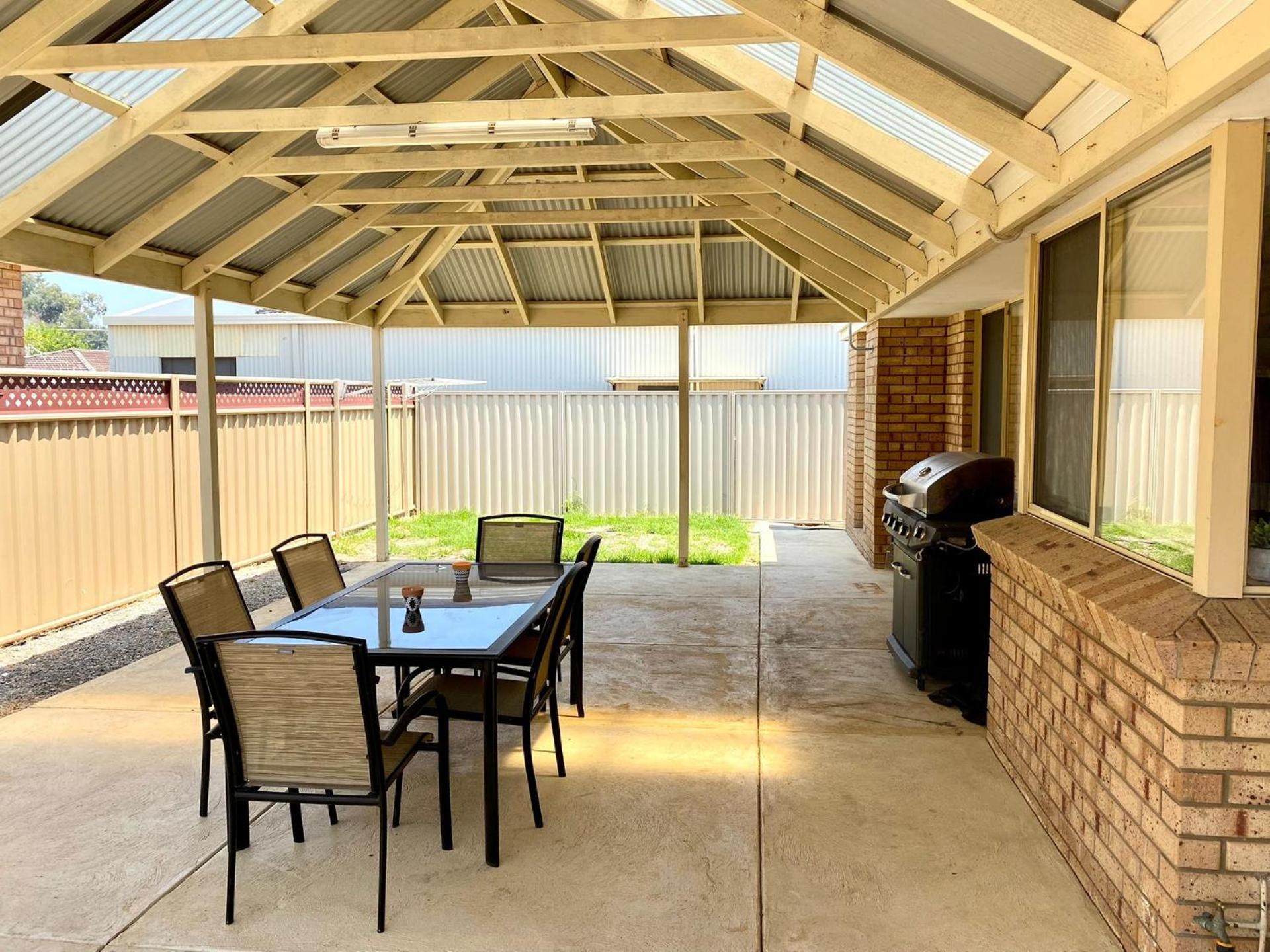 Hotel Forrest Holiday Unit Bunbury - Image 1