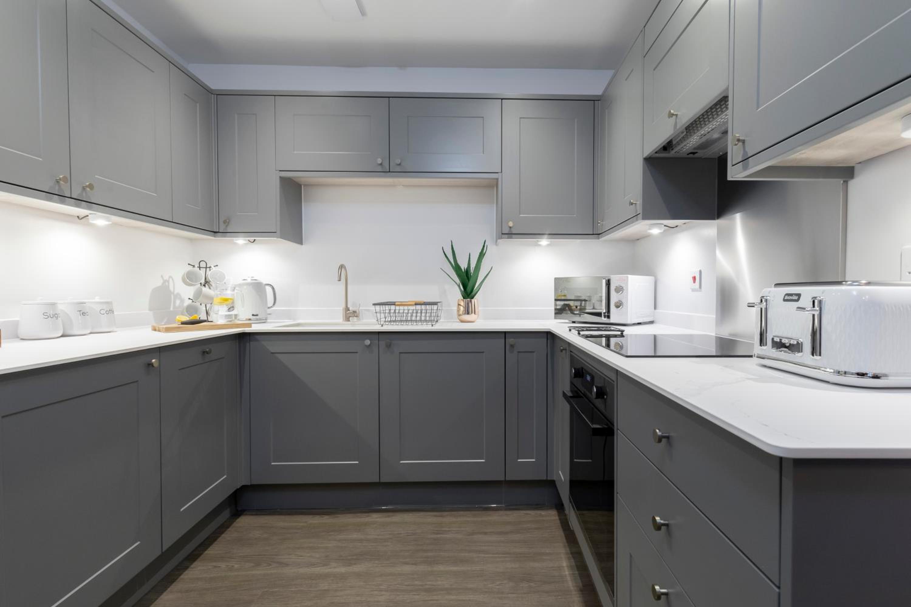 Elliot Oliver - Luxury 2 Bedroom Regency Apartment With Parking & EV Charger view 3