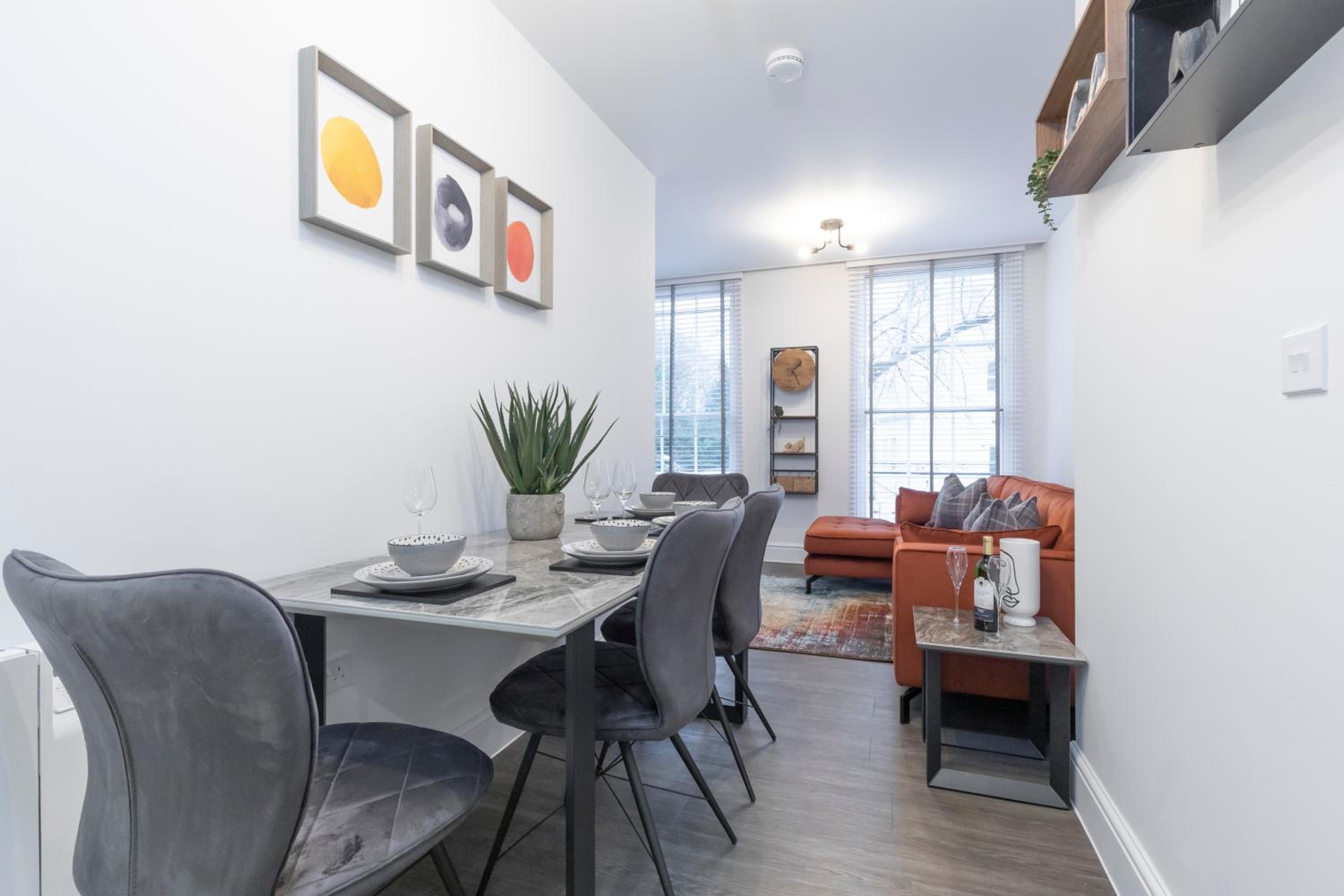 Elliot Oliver - Luxury 2 Bedroom Regency Apartment With Parking & EV Charger view 5