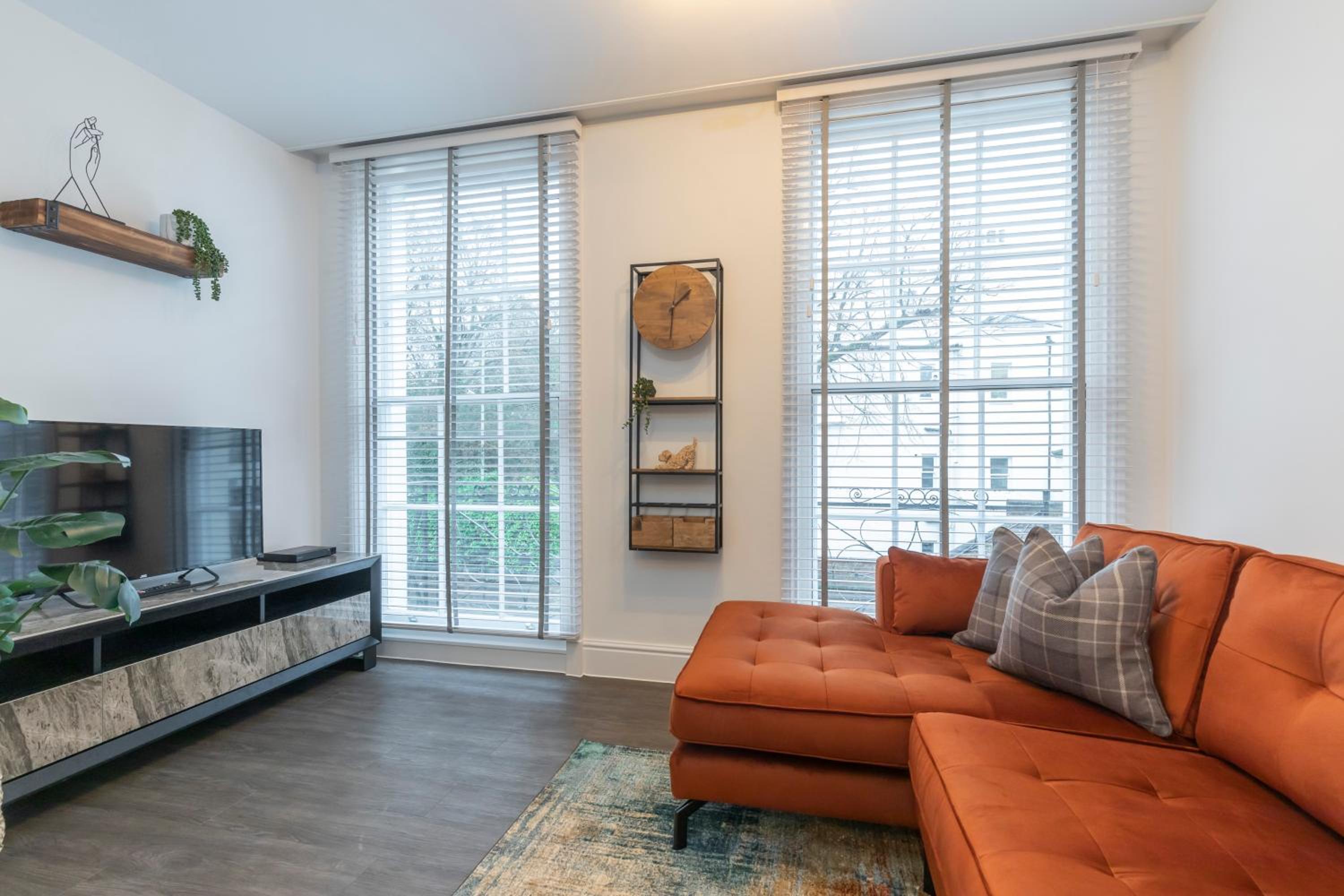 Elliot Oliver - Luxury 2 Bedroom Regency Apartment With Parking & EV Charger view 4