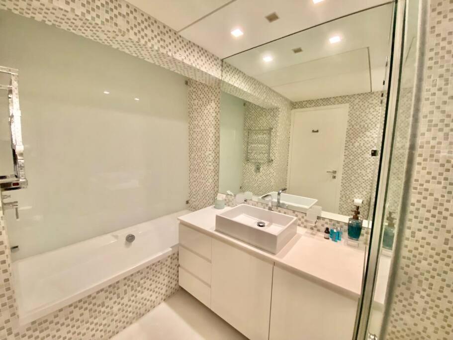 Amazing Sea view APT with parking at Royal Beach - By Beach Apartments TLV