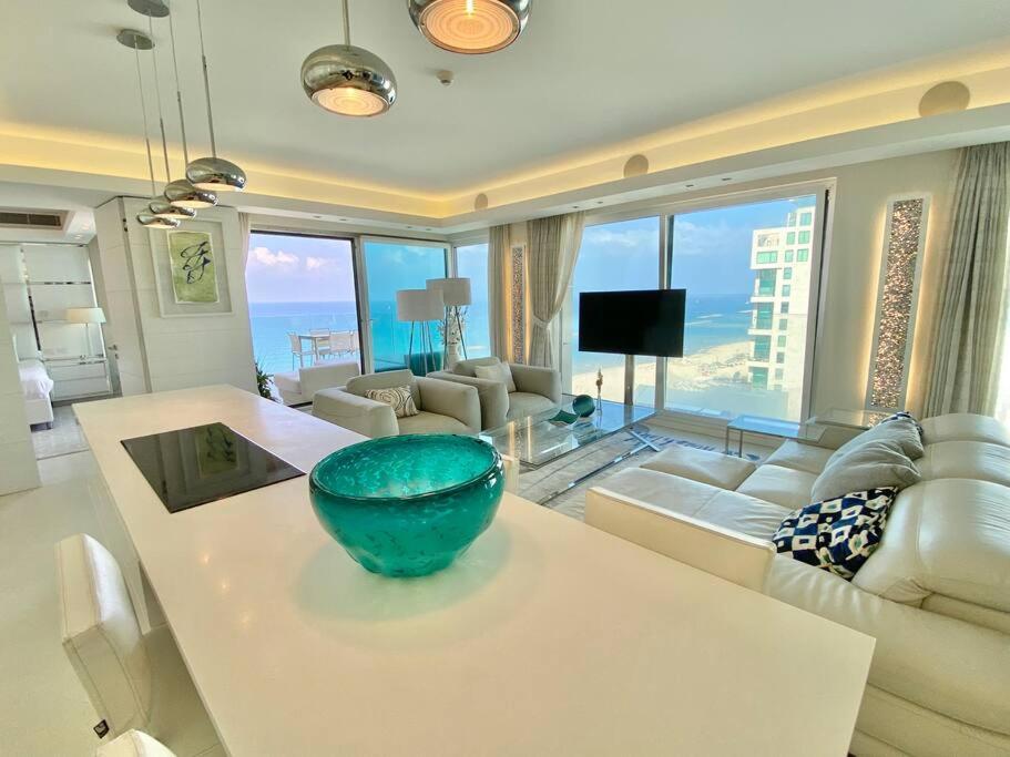 Amazing Sea view APT with parking at Royal Beach - By Beach Apartments TLV