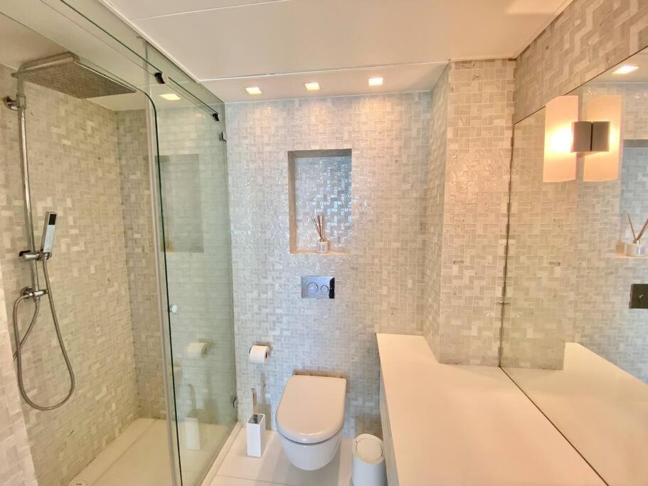 Amazing Sea view APT with parking at Royal Beach - By Beach Apartments TLV