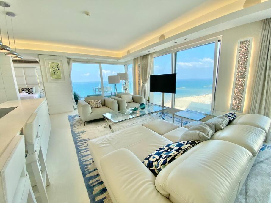Amazing Sea view APT with parking at Royal Beach - By Beach Apartments TLV
