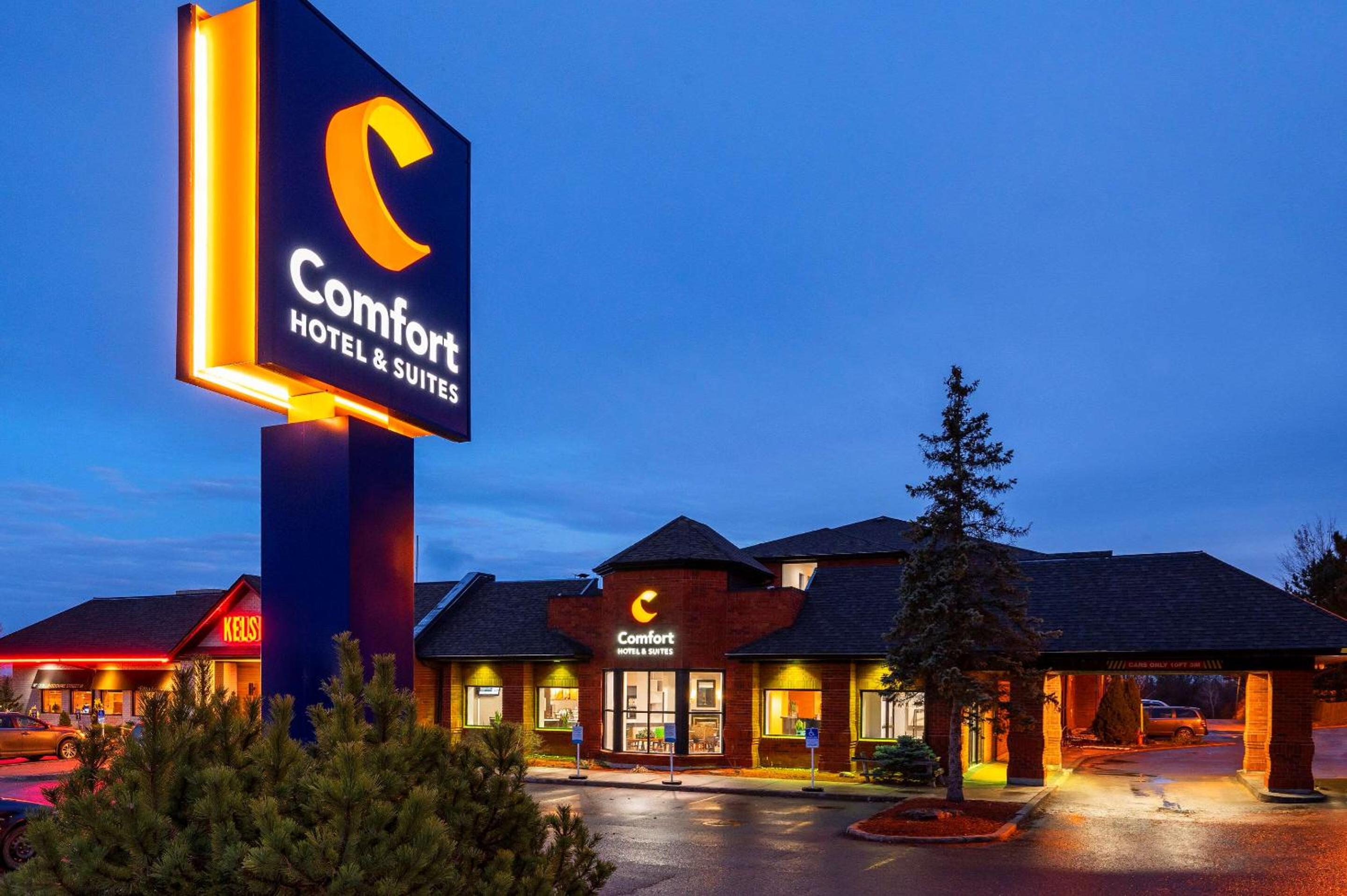 Comfort Hotel & Suites-2