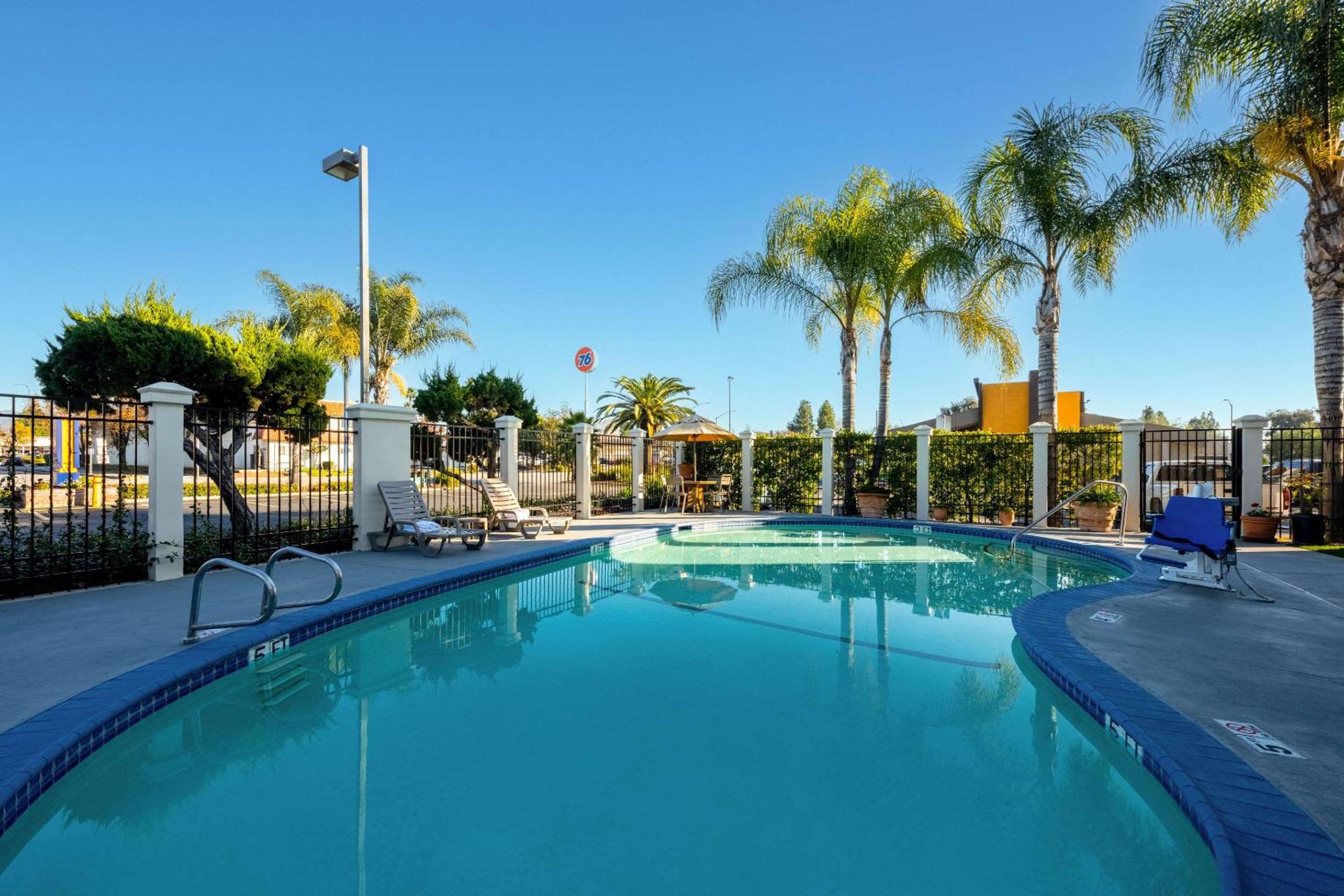 Comfort Inn Gilroy view 3