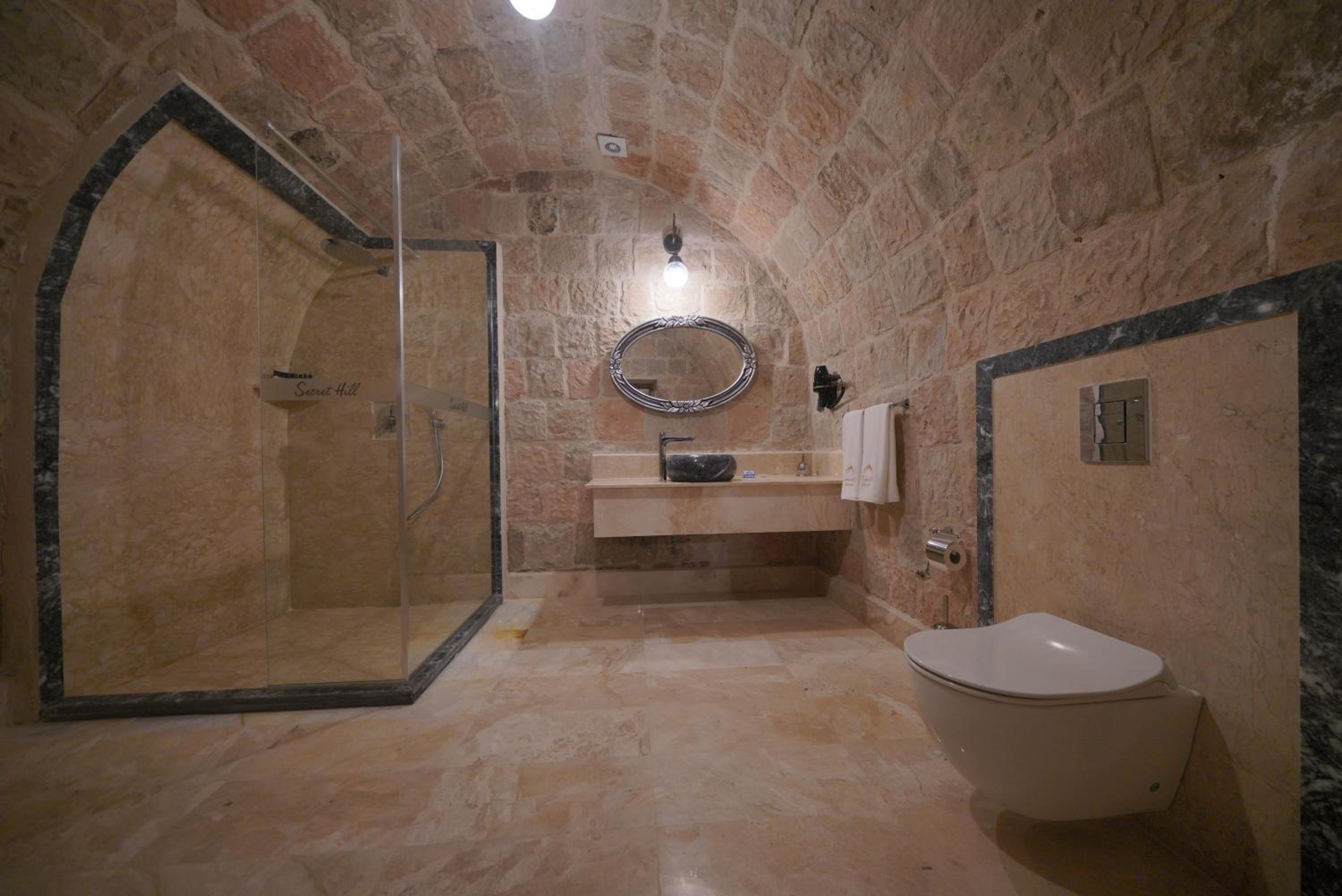 Secret Hill Cave Suites - Image 59