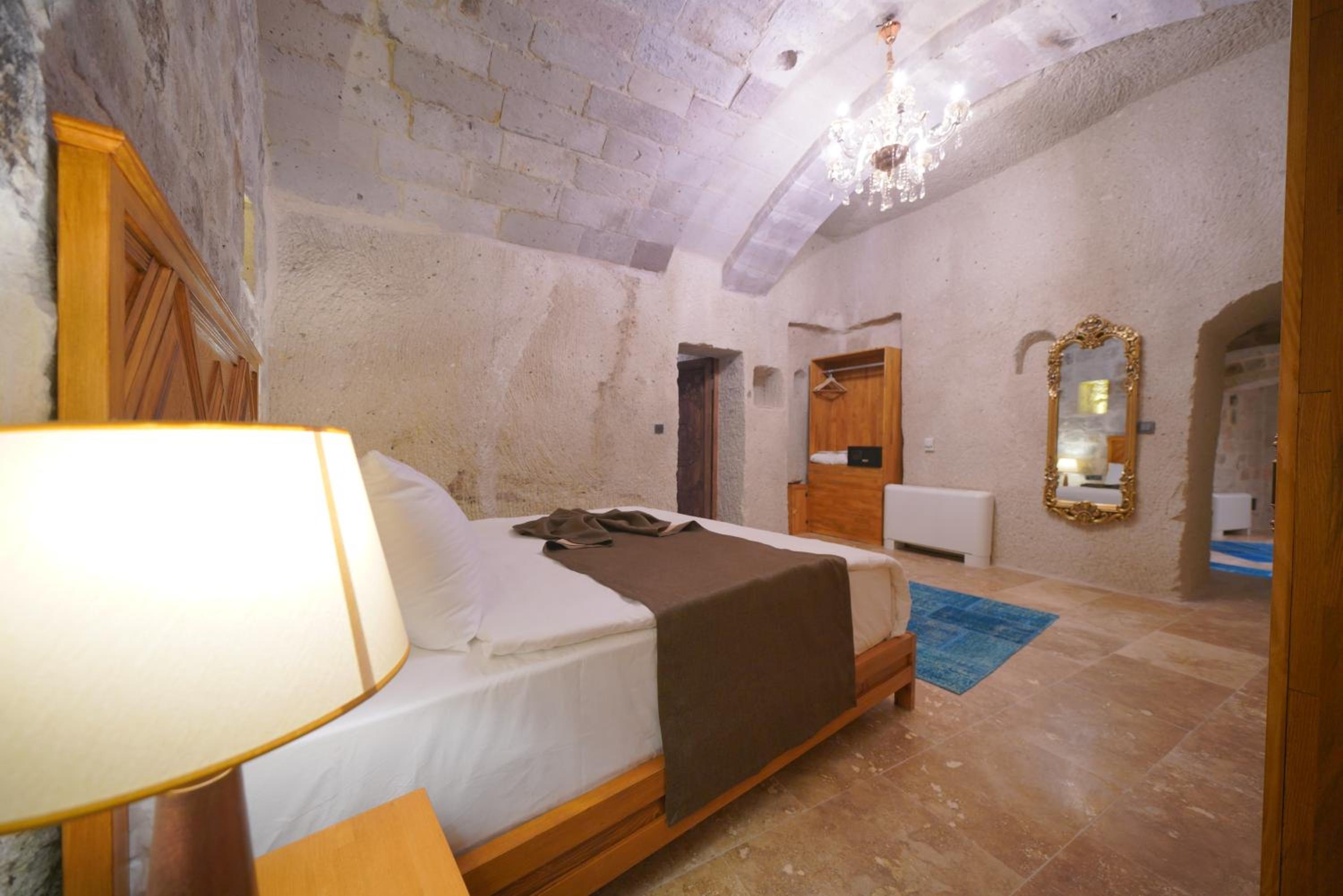 Secret Hill Cave Suites - Image 27