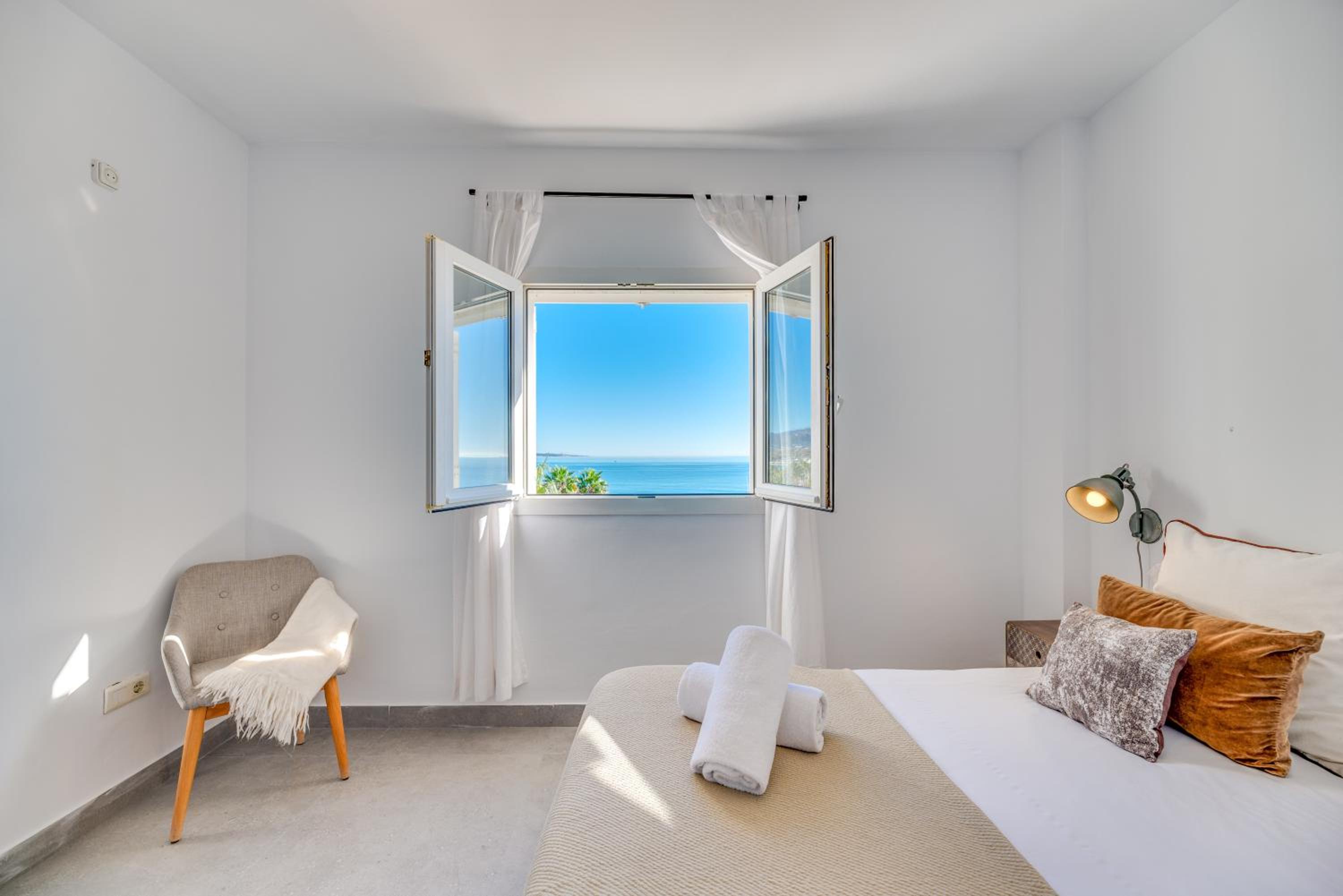 VACATION MARBELLA I Banus Waterfront Penthouse Marina, Sea View, Beachfront