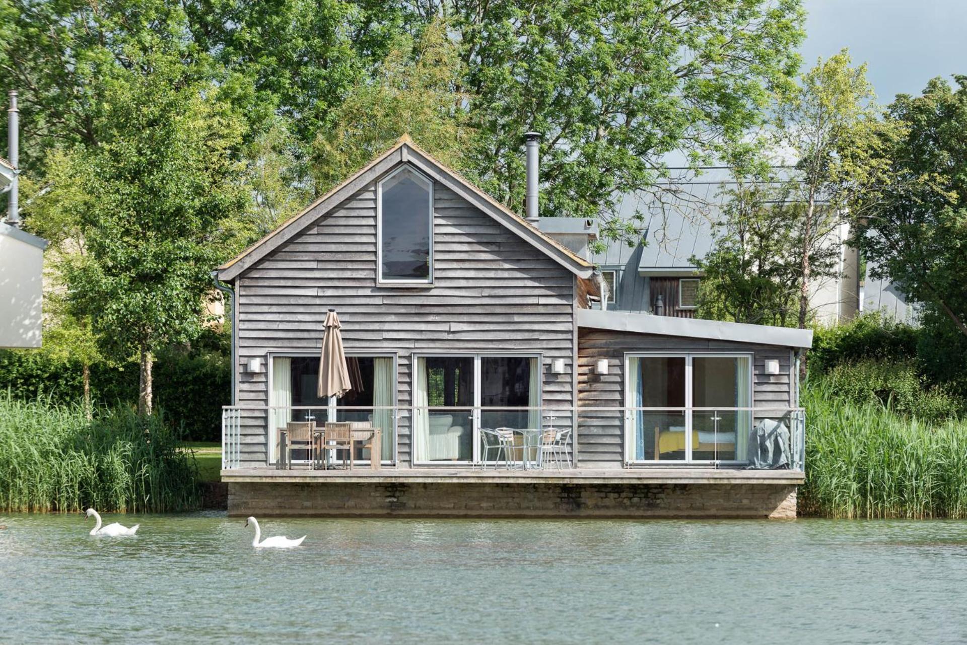 Lakeside property with hot tub Barn Owl HM08 view 4