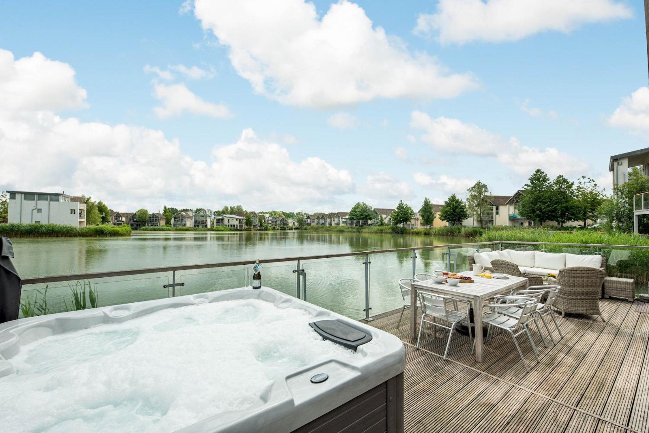 Lakeside property with hot tub Barn Owl HM08 view 3
