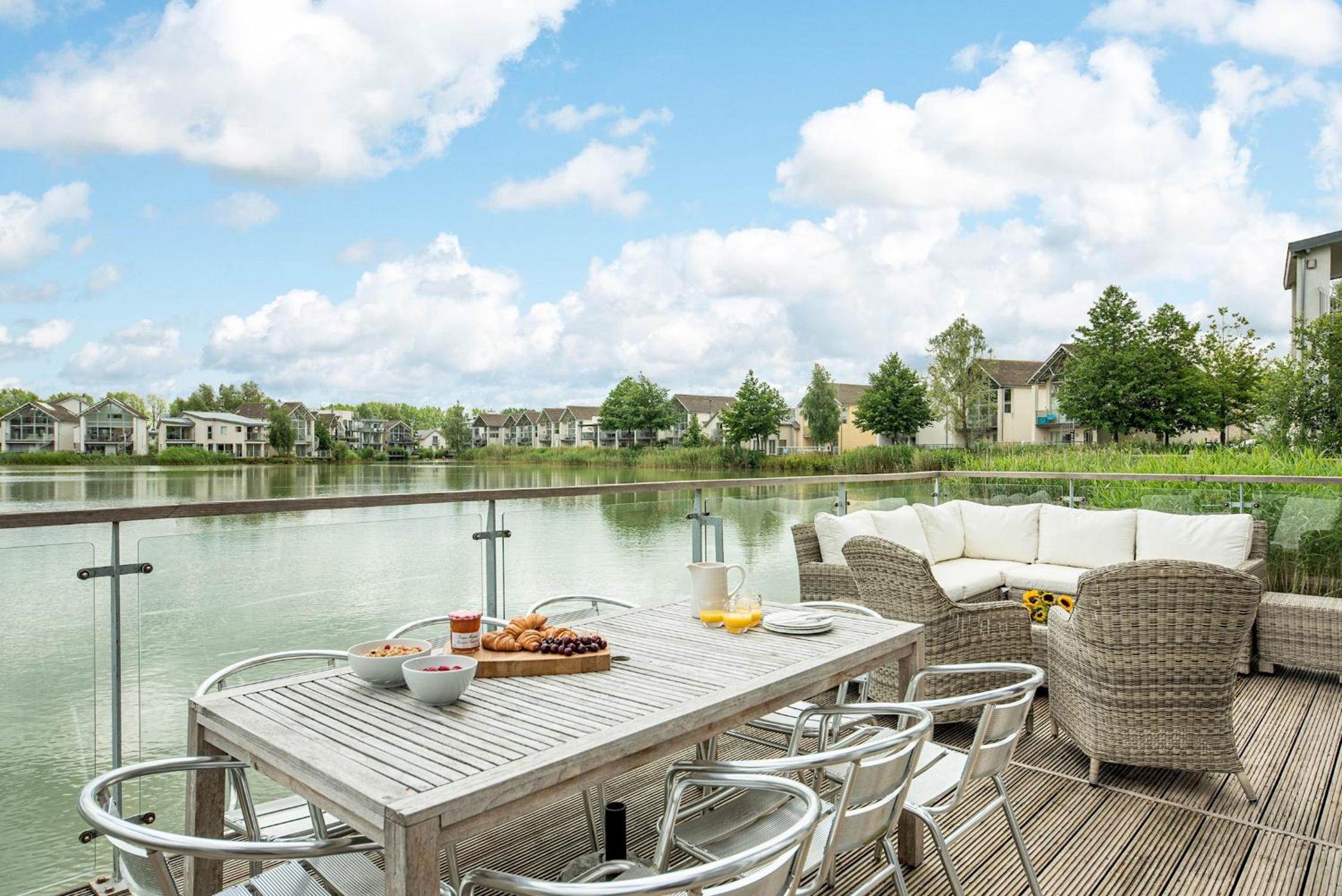 Lakeside property with hot tub Barn Owl HM08 view 5