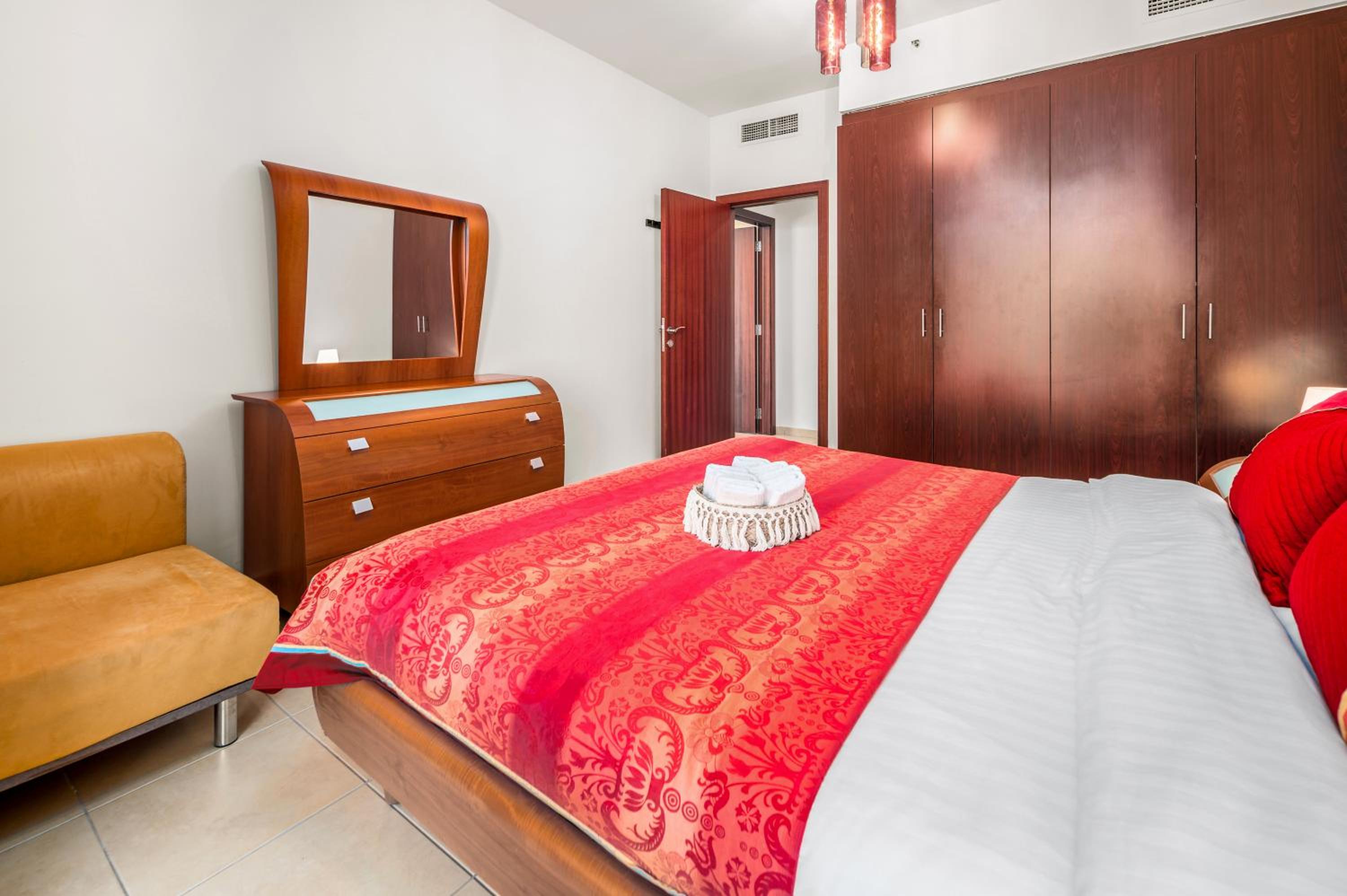 Lovely 2-bed condo in JBR - 5 mins from beach - Palm View!