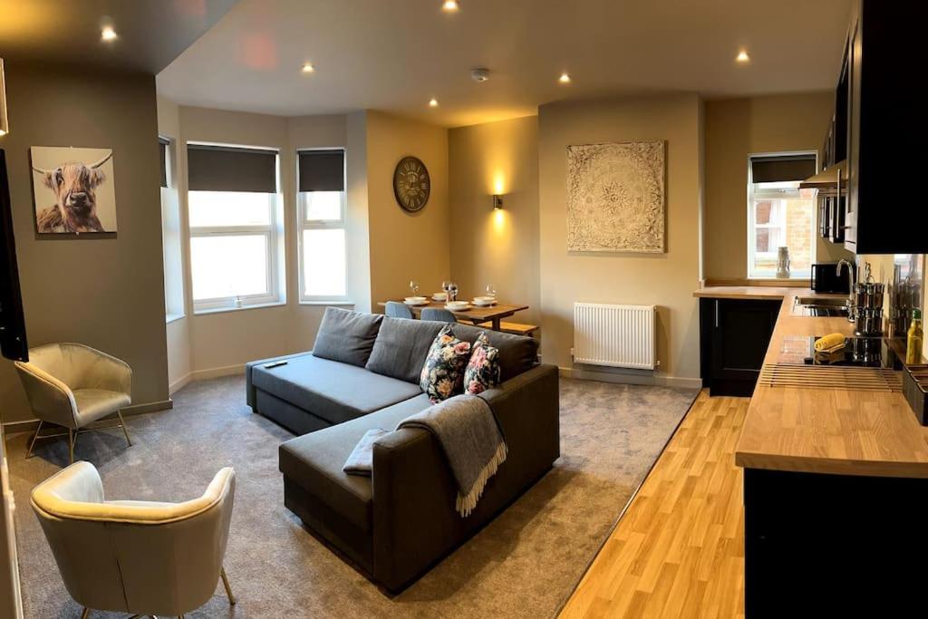 Spacious 2BR Duplex near Loughborough University Sleeps 6 view 4
