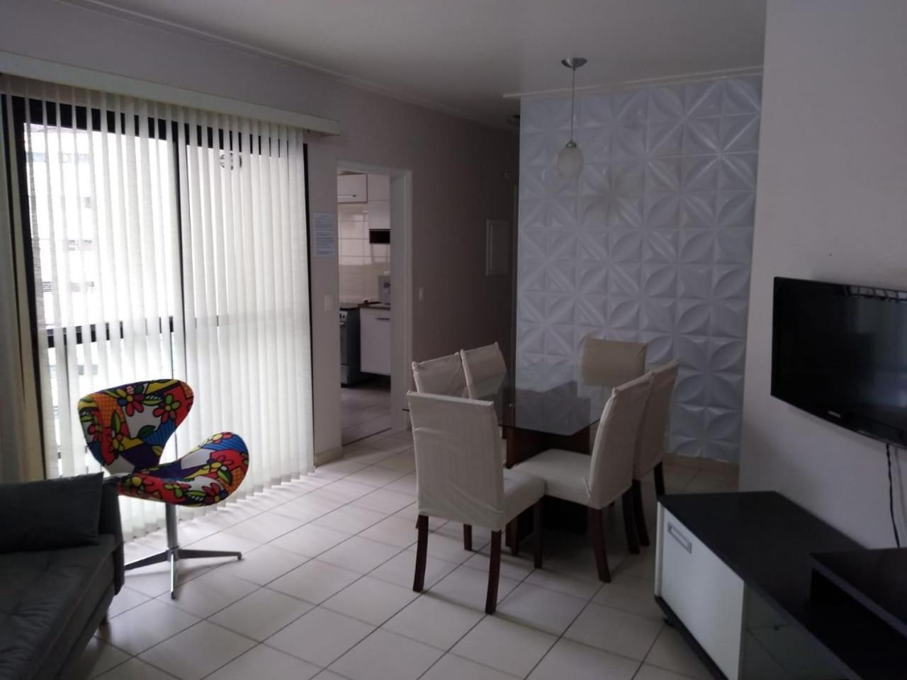 Apartamento em Pitangueiras - 100 metros da praia