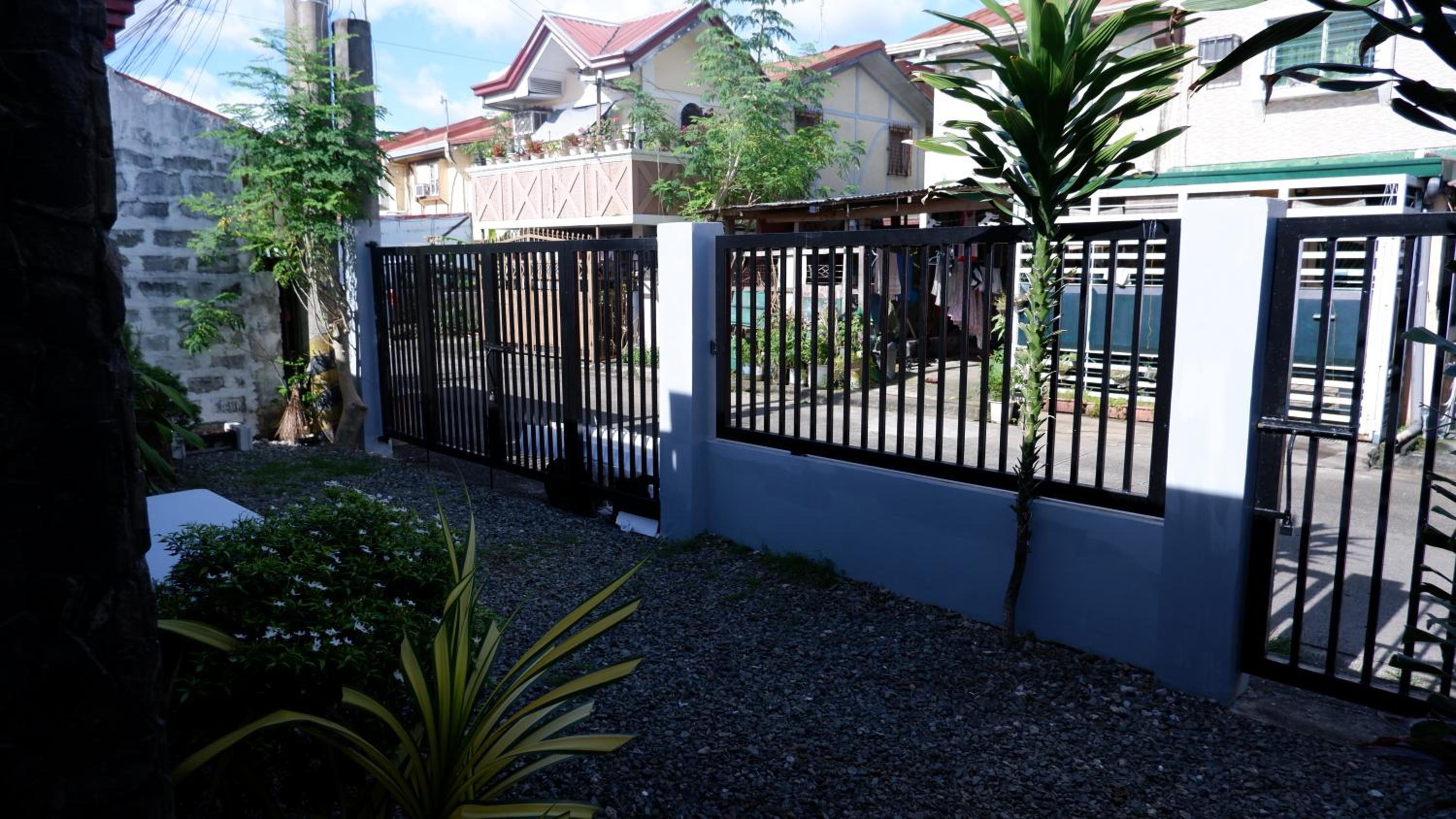 Lax Uno 2 bedroom home with Parking, Wi-Fi, NetFlix and Airconditioned Rooms and Shower Heater view 4